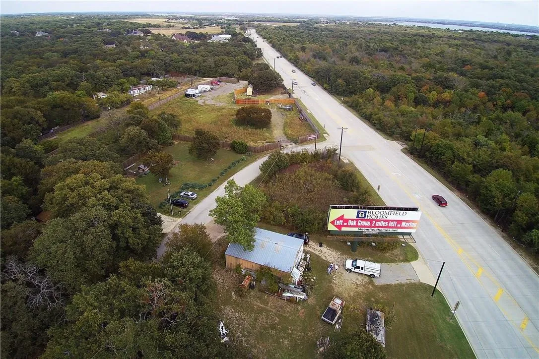 Single Family Residence For Sale in Denton County , 3990 W Eldorado Parkway, Little Elm, Texas 75068, 3 Bedroom, 2 Bathroom, Garage spaces, 2,312 Sqft, built in 1972, mls#21386510, Real Estate Agent in Little Elm, Homes For Sale in Denton county, Homes For Sale in Little Elm, Realtor in Little Elm Texas, Real Estate Brokerage Independent Realty Texas, Luminita Cordes Realtor