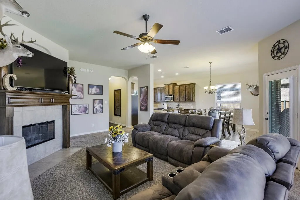 Single Family Residence For Sale in Ellis County , 115 Traveller Street, Waxahachie, Texas 75165, 3 Bedroom, 2 Bathroom, 2 Garage spaces, 1,894 Sqft, built in 2014, mls#21384925, Real Estate Agent in Waxahachie, Homes For Sale in Ellis county, Homes For Sale in Waxahachie, Realtor in Waxahachie Texas, Real Estate Brokerage Independent Realty Texas, Luminita Cordes Realtor