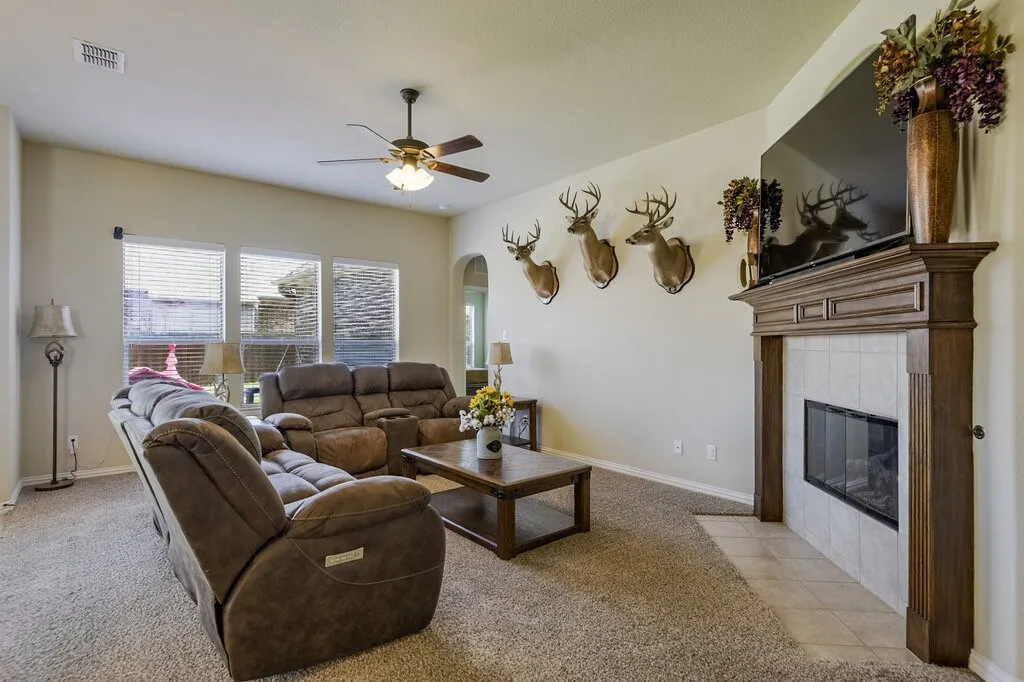 Single Family Residence For Sale in Ellis County , 115 Traveller Street, Waxahachie, Texas 75165, 3 Bedroom, 2 Bathroom, 2 Garage spaces, 1,894 Sqft, built in 2014, mls#21384925, Real Estate Agent in Waxahachie, Homes For Sale in Ellis county, Homes For Sale in Waxahachie, Realtor in Waxahachie Texas, Real Estate Brokerage Independent Realty Texas, Luminita Cordes Realtor