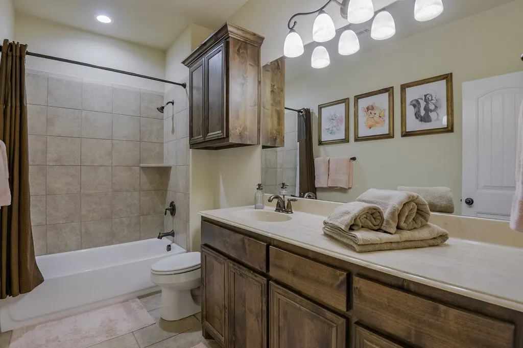 Single Family Residence For Sale in Ellis County , 115 Traveller Street, Waxahachie, Texas 75165, 3 Bedroom, 2 Bathroom, 2 Garage spaces, 1,894 Sqft, built in 2014, mls#21384925, Real Estate Agent in Waxahachie, Homes For Sale in Ellis county, Homes For Sale in Waxahachie, Realtor in Waxahachie Texas, Real Estate Brokerage Independent Realty Texas, Luminita Cordes Realtor