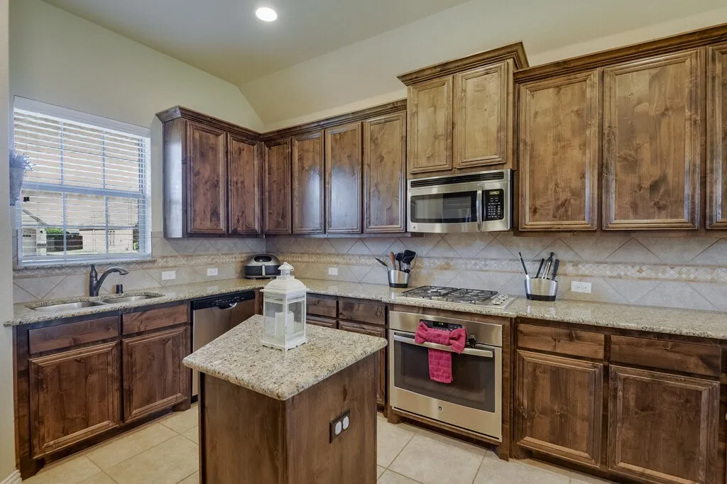 Single Family Residence For Sale in Ellis County , 115 Traveller Street, Waxahachie, Texas 75165, 3 Bedroom, 2 Bathroom, 2 Garage spaces, 1,894 Sqft, built in 2014, mls#21384925, Real Estate Agent in Waxahachie, Homes For Sale in Ellis county, Homes For Sale in Waxahachie, Realtor in Waxahachie Texas, Real Estate Brokerage Independent Realty Texas, Luminita Cordes Realtor