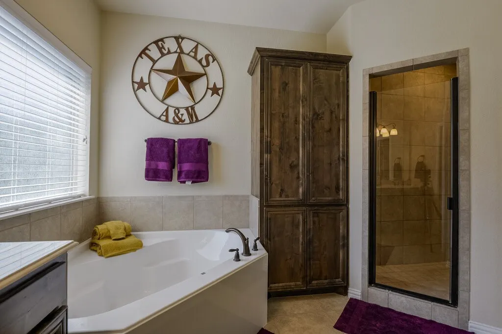 Single Family Residence For Sale in Ellis County , 115 Traveller Street, Waxahachie, Texas 75165, 3 Bedroom, 2 Bathroom, 2 Garage spaces, 1,894 Sqft, built in 2014, mls#21384925, Real Estate Agent in Waxahachie, Homes For Sale in Ellis county, Homes For Sale in Waxahachie, Realtor in Waxahachie Texas, Real Estate Brokerage Independent Realty Texas, Luminita Cordes Realtor