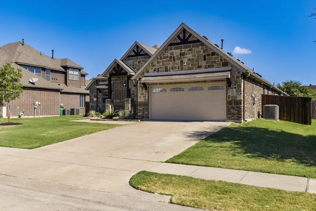 Single Family Residence For Sale in Ellis County , 115 Traveller Street, Waxahachie, Texas 75165, 3 Bedroom, 2 Bathroom, 2 Garage spaces, 1,894 Sqft, built in 2014, mls#21384925, Real Estate Agent in Waxahachie, Homes For Sale in Ellis county, Homes For Sale in Waxahachie, Realtor in Waxahachie Texas, Real Estate Brokerage Independent Realty Texas, Luminita Cordes Realtor