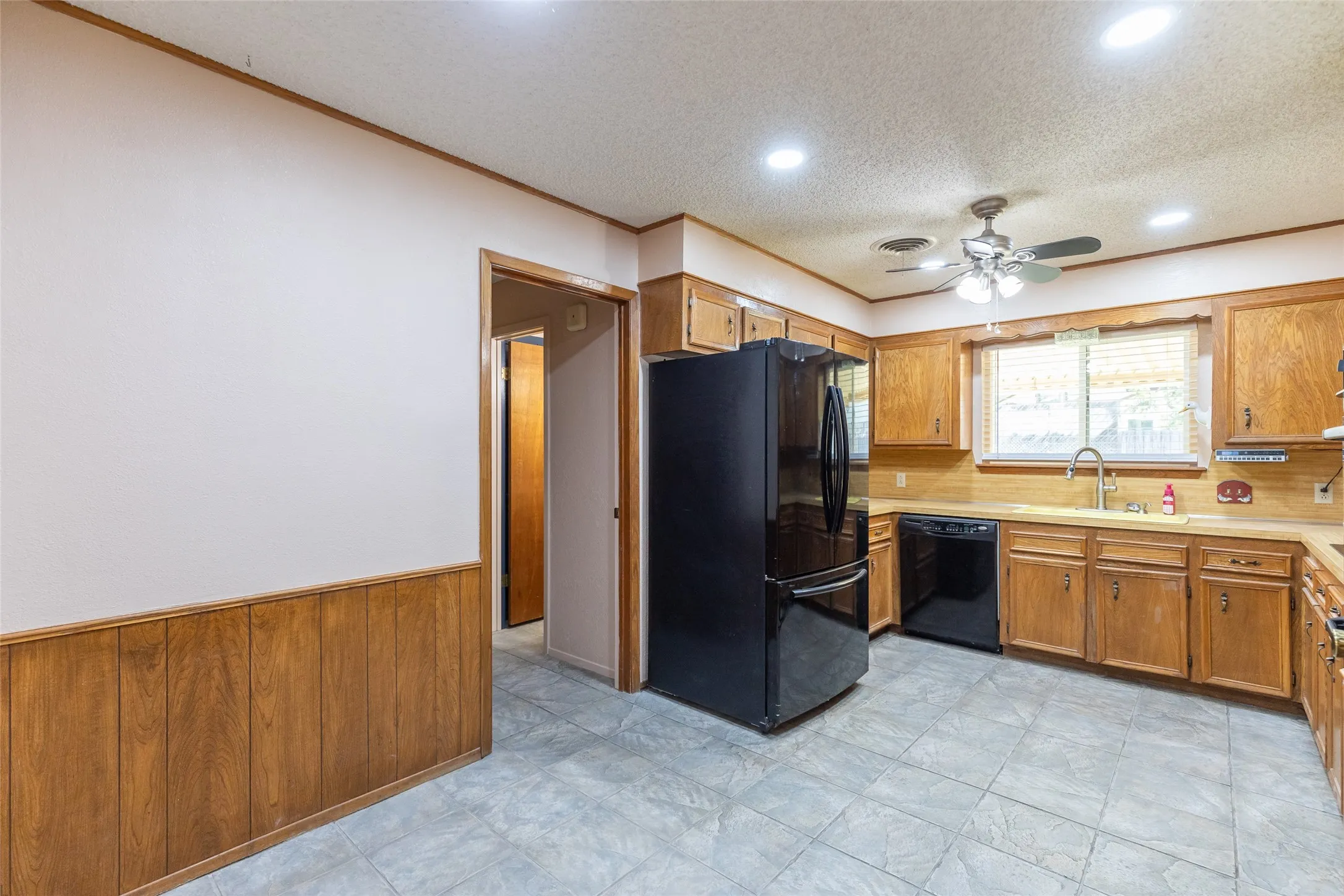 Single Family Residence For Rent in Taylor County , 2025 Lytle Trail, Abilene, Texas 79602, 4 Bedroom, 3 Bathroom, 2 Garage spaces, 2,290 Sqft, built in 1978, mls#21385580, Real Estate Agent in Abilene, Homes For Rent in Taylor county, Homes For Rent in Abilene, Realtor in Abilene Texas, Real Estate Brokerage Independent Realty Texas, Luminita Cordes Realtor