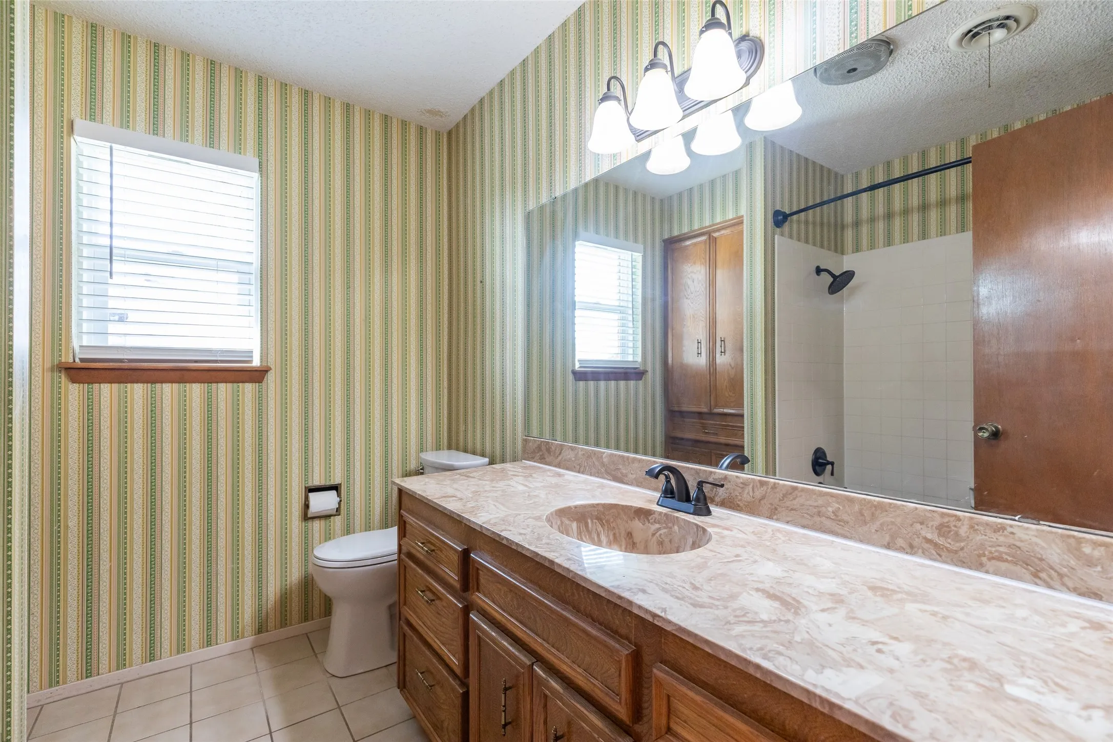 Single Family Residence For Rent in Taylor County , 2025 Lytle Trail, Abilene, Texas 79602, 4 Bedroom, 3 Bathroom, 2 Garage spaces, 2,290 Sqft, built in 1978, mls#21385580, Real Estate Agent in Abilene, Homes For Rent in Taylor county, Homes For Rent in Abilene, Realtor in Abilene Texas, Real Estate Brokerage Independent Realty Texas, Luminita Cordes Realtor
