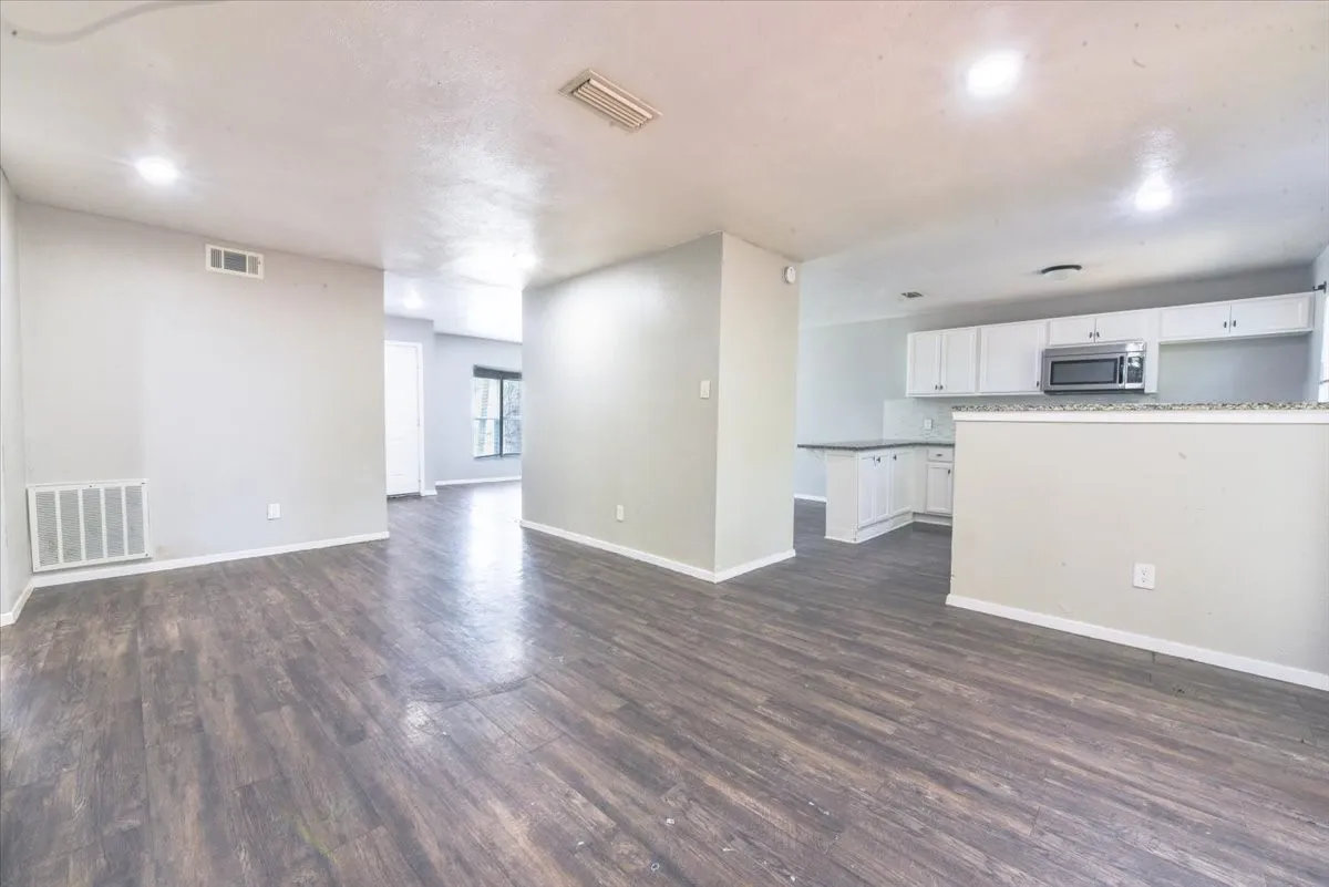 Single Family Residence For Rent in Dallas County , 4114 Ladale Drive, Dallas, Texas 75212, 3 Bedroom, 2 Bathroom, Garage spaces, 1,633 Sqft, built in 1973, mls#21386516, Real Estate Agent in Dallas, Homes For Rent in Dallas county, Homes For Rent in Dallas, Realtor in Dallas Texas, Real Estate Brokerage Independent Realty Texas, Luminita Cordes Realtor