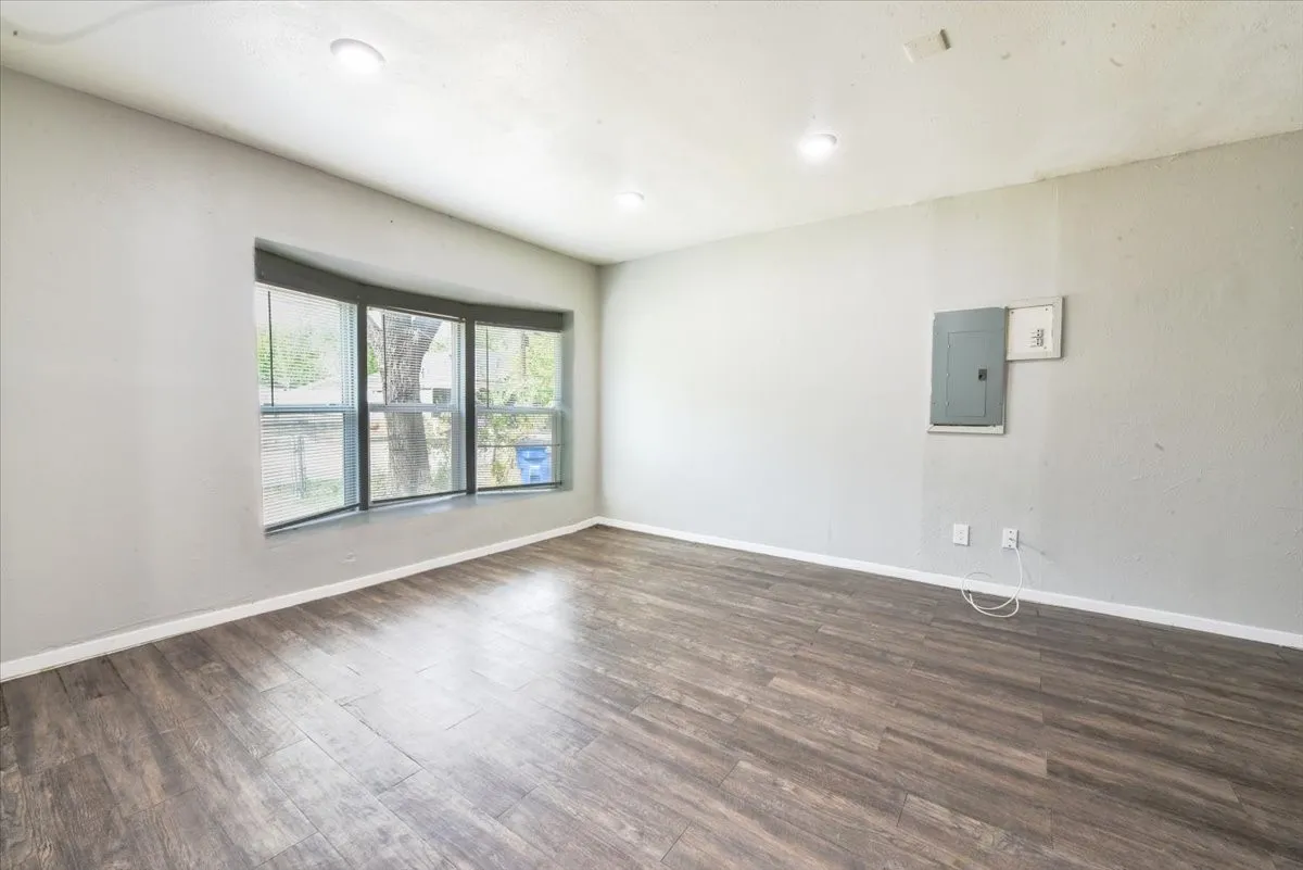 Single Family Residence For Rent in Dallas County , 4114 Ladale Drive, Dallas, Texas 75212, 3 Bedroom, 2 Bathroom, Garage spaces, 1,633 Sqft, built in 1973, mls#21386516, Real Estate Agent in Dallas, Homes For Rent in Dallas county, Homes For Rent in Dallas, Realtor in Dallas Texas, Real Estate Brokerage Independent Realty Texas, Luminita Cordes Realtor