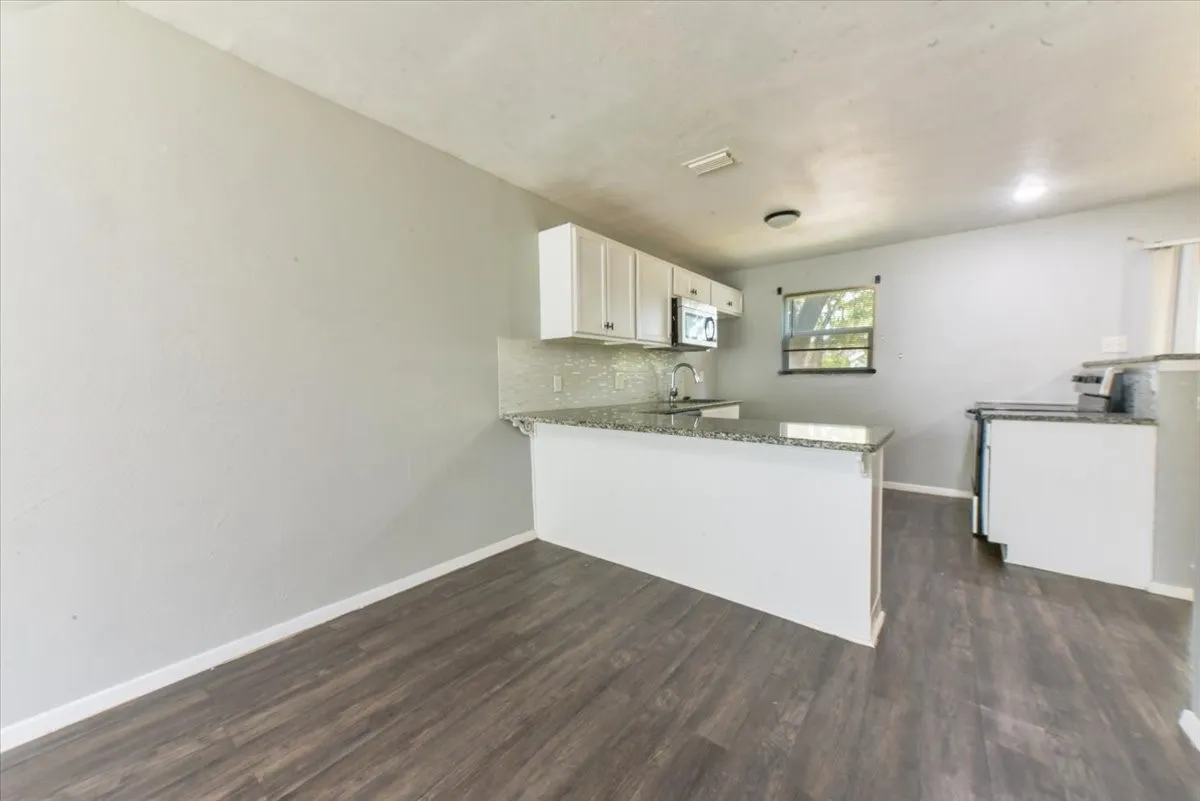 Single Family Residence For Rent in Dallas County , 4114 Ladale Drive, Dallas, Texas 75212, 3 Bedroom, 2 Bathroom, Garage spaces, 1,633 Sqft, built in 1973, mls#21386516, Real Estate Agent in Dallas, Homes For Rent in Dallas county, Homes For Rent in Dallas, Realtor in Dallas Texas, Real Estate Brokerage Independent Realty Texas, Luminita Cordes Realtor