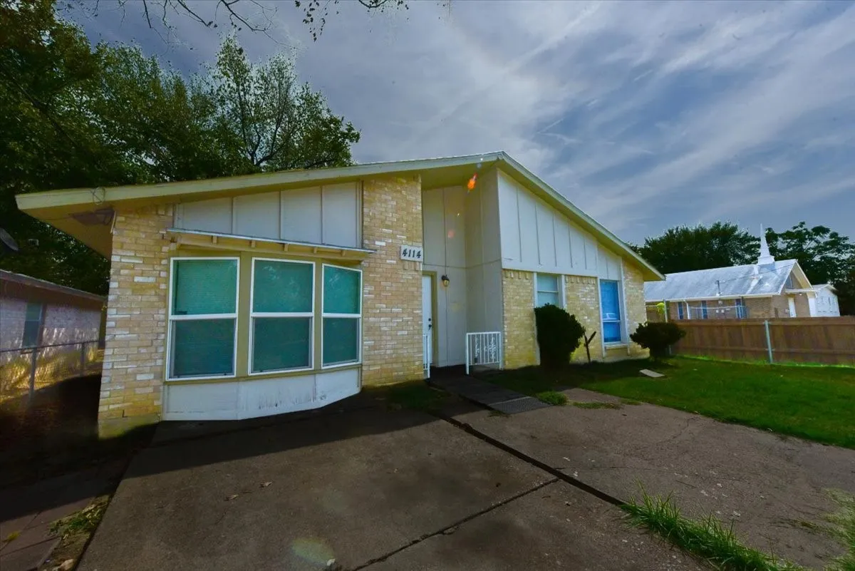 Single Family Residence For Rent in Dallas County , 4114 Ladale Drive, Dallas, Texas 75212, 3 Bedroom, 2 Bathroom, Garage spaces, 1,633 Sqft, built in 1973, mls#21386516, Real Estate Agent in Dallas, Homes For Rent in Dallas county, Homes For Rent in Dallas, Realtor in Dallas Texas, Real Estate Brokerage Independent Realty Texas, Luminita Cordes Realtor