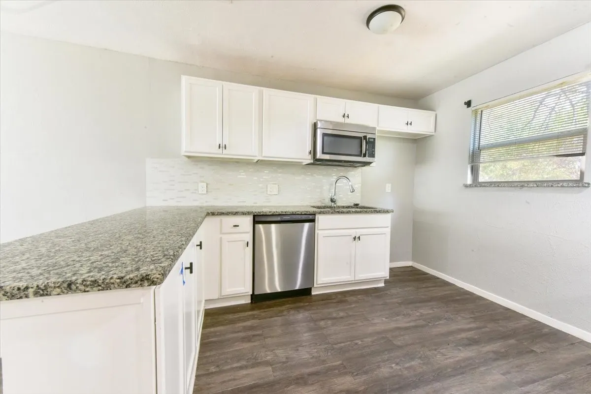 Single Family Residence For Rent in Dallas County , 4114 Ladale Drive, Dallas, Texas 75212, 3 Bedroom, 2 Bathroom, Garage spaces, 1,633 Sqft, built in 1973, mls#21386516, Real Estate Agent in Dallas, Homes For Rent in Dallas county, Homes For Rent in Dallas, Realtor in Dallas Texas, Real Estate Brokerage Independent Realty Texas, Luminita Cordes Realtor