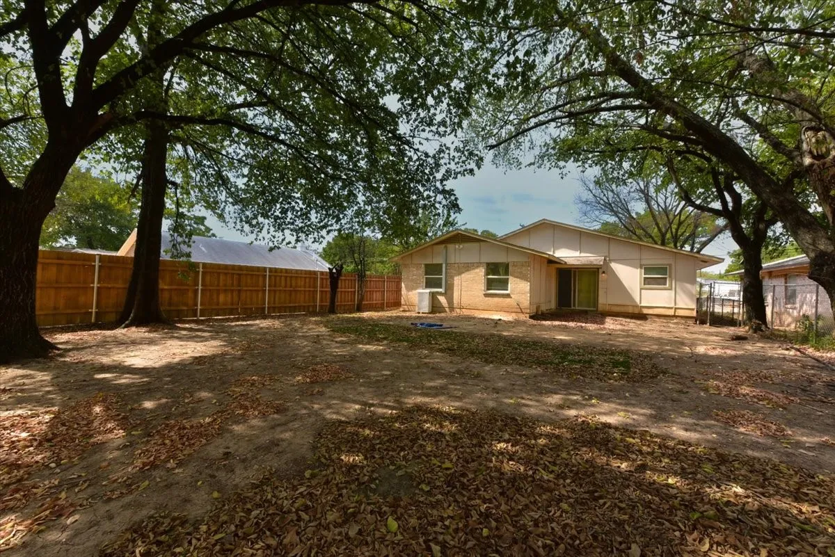 Single Family Residence For Rent in Dallas County , 4114 Ladale Drive, Dallas, Texas 75212, 3 Bedroom, 2 Bathroom, Garage spaces, 1,633 Sqft, built in 1973, mls#21386516, Real Estate Agent in Dallas, Homes For Rent in Dallas county, Homes For Rent in Dallas, Realtor in Dallas Texas, Real Estate Brokerage Independent Realty Texas, Luminita Cordes Realtor