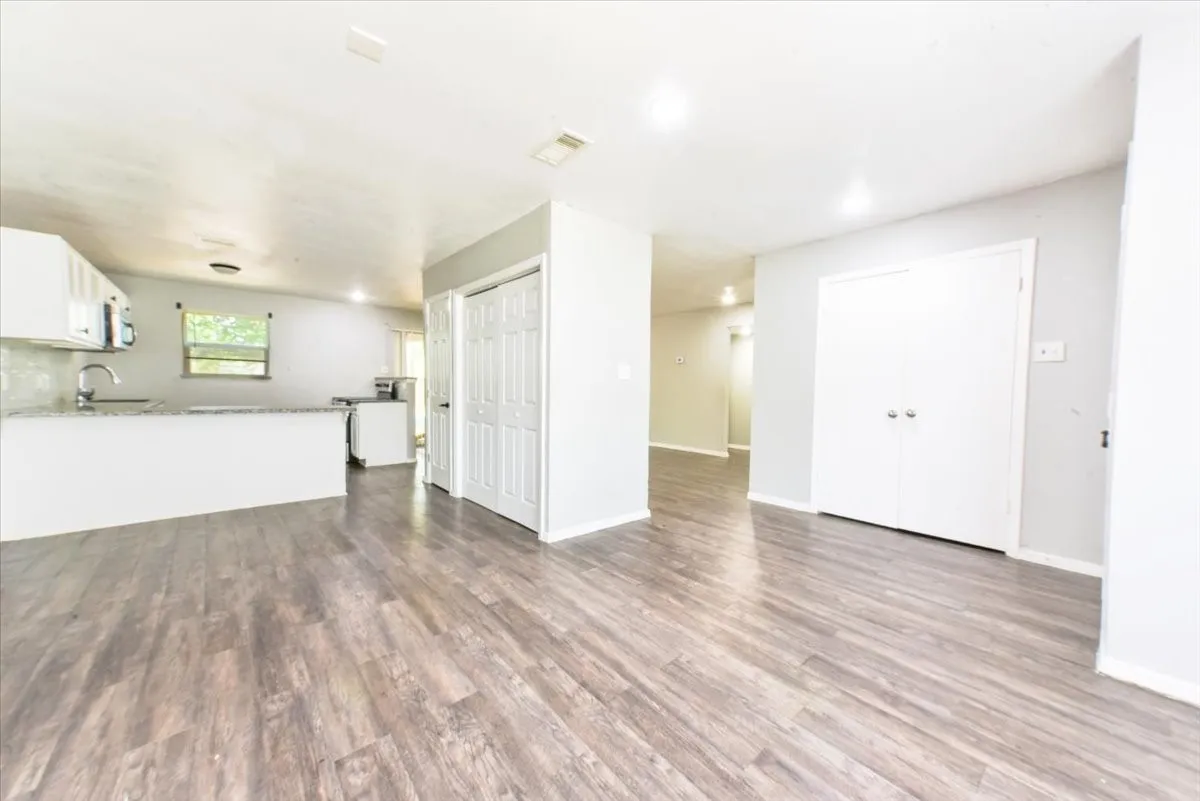 Single Family Residence For Rent in Dallas County , 4114 Ladale Drive, Dallas, Texas 75212, 3 Bedroom, 2 Bathroom, Garage spaces, 1,633 Sqft, built in 1973, mls#21386516, Real Estate Agent in Dallas, Homes For Rent in Dallas county, Homes For Rent in Dallas, Realtor in Dallas Texas, Real Estate Brokerage Independent Realty Texas, Luminita Cordes Realtor