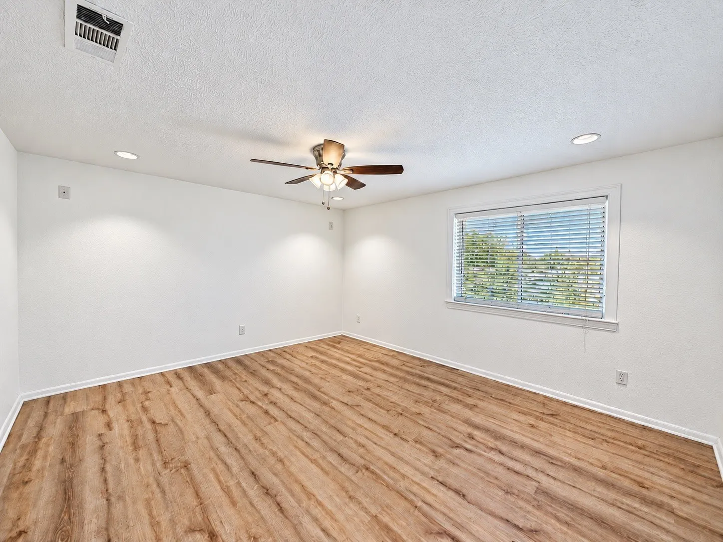 Single Family Residence For Rent in Collin County , 6913 Kerilan Lane, St Paul, Texas 75098, 4 Bedroom, 2 Bathroom, 2 Garage spaces, 1,556 Sqft, built in 1966, mls#21386517, Real Estate Agent in St Paul, Homes For Rent in Collin county, Homes For Rent in St Paul, Realtor in St Paul Texas, Real Estate Brokerage Independent Realty Texas, Luminita Cordes Realtor