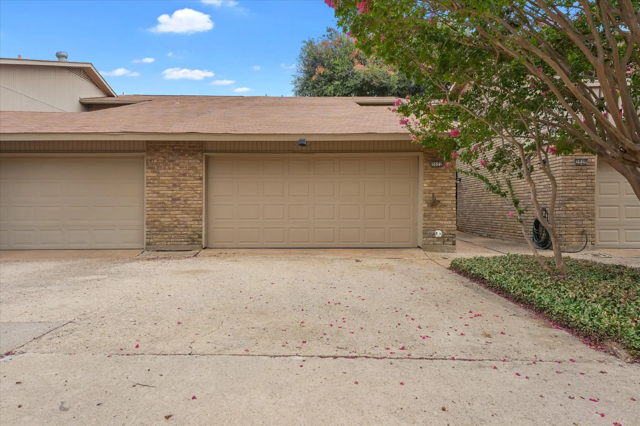 Townhouse For Sale in Dallas County , 3022 Eastpark Drive, Garland, Texas 75044, 4 Bedroom, 3 Bathroom, 2 Garage spaces, 1,842 Sqft, built in 1973, mls#21386202, Real Estate Agent in Garland, Homes For Sale in Dallas county, Homes For Sale in Garland, Realtor in Garland Texas, Real Estate Brokerage Independent Realty Texas, Luminita Cordes Realtor