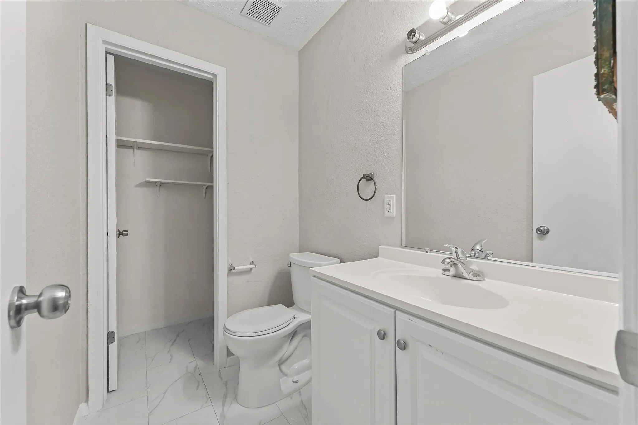 Townhouse For Sale in Dallas County , 3022 Eastpark Drive, Garland, Texas 75044, 4 Bedroom, 3 Bathroom, 2 Garage spaces, 1,842 Sqft, built in 1973, mls#21386202, Real Estate Agent in Garland, Homes For Sale in Dallas county, Homes For Sale in Garland, Realtor in Garland Texas, Real Estate Brokerage Independent Realty Texas, Luminita Cordes Realtor
