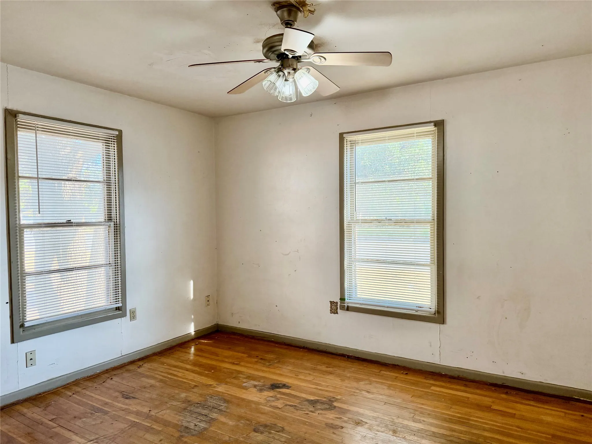 Single Family Residence For Sale in Taylor County , 3816 N 10th Street, Abilene, Texas 79603, 3 Bedroom, 2 Bathroom, 2 Garage spaces, 1,298 Sqft, built in 1961, mls#21386402, Real Estate Agent in Abilene, Homes For Sale in Taylor county, Homes For Sale in Abilene, Realtor in Abilene Texas, Real Estate Brokerage Independent Realty Texas, Luminita Cordes Realtor