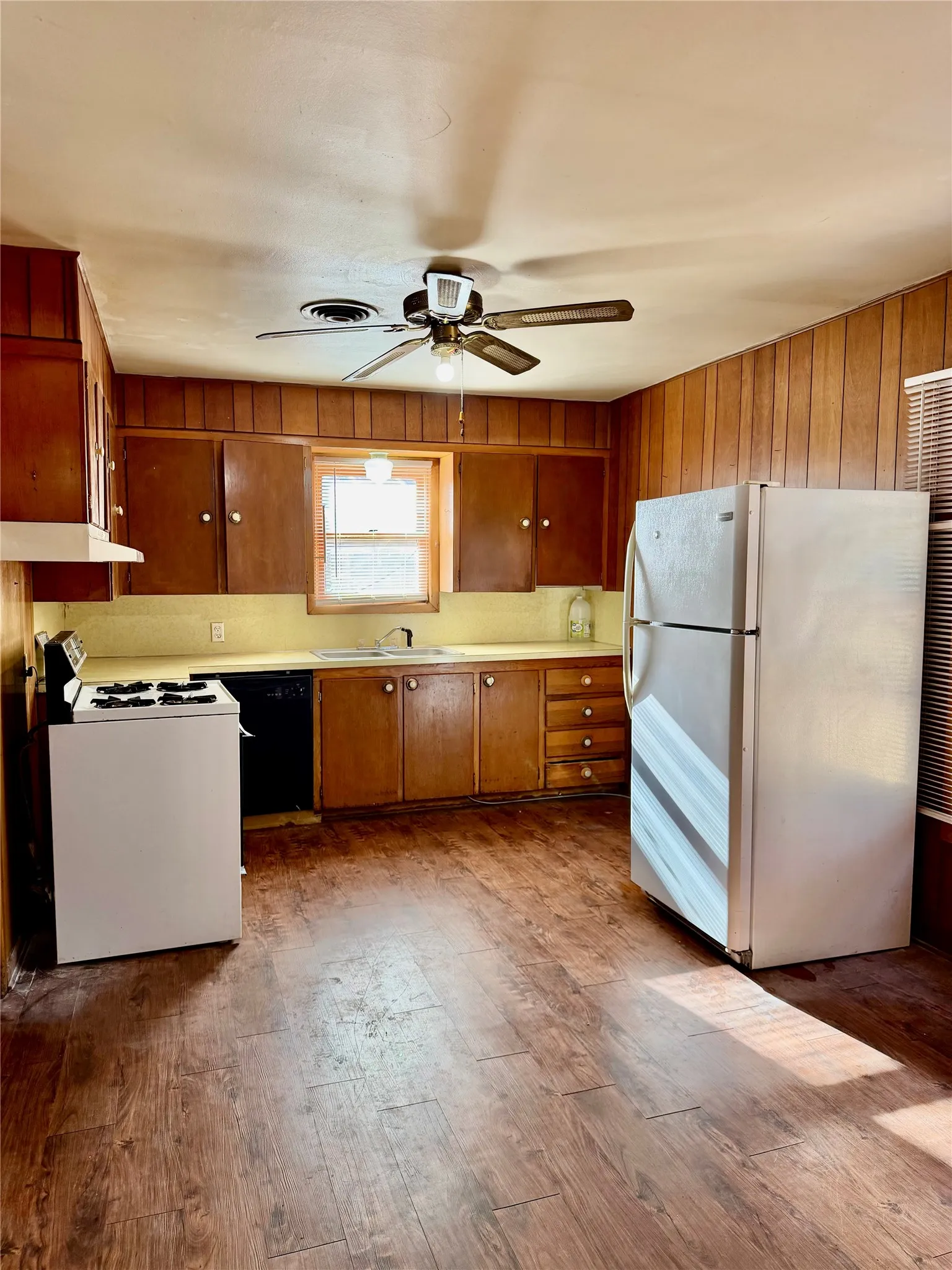 Single Family Residence For Sale in Taylor County , 3816 N 10th Street, Abilene, Texas 79603, 3 Bedroom, 2 Bathroom, 2 Garage spaces, 1,298 Sqft, built in 1961, mls#21386402, Real Estate Agent in Abilene, Homes For Sale in Taylor county, Homes For Sale in Abilene, Realtor in Abilene Texas, Real Estate Brokerage Independent Realty Texas, Luminita Cordes Realtor