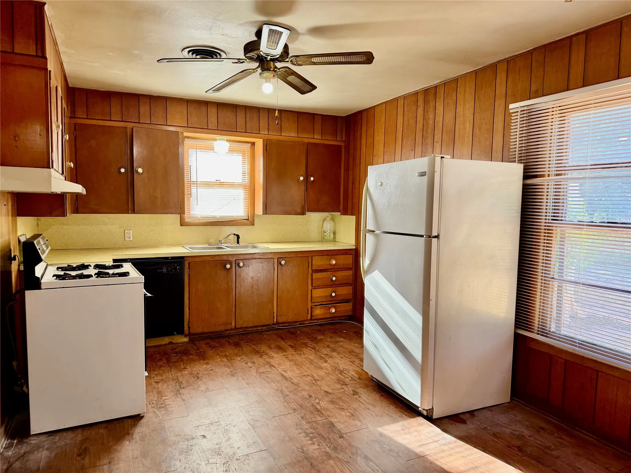 Single Family Residence For Sale in Taylor County , 3816 N 10th Street, Abilene, Texas 79603, 3 Bedroom, 2 Bathroom, 2 Garage spaces, 1,298 Sqft, built in 1961, mls#21386402, Real Estate Agent in Abilene, Homes For Sale in Taylor county, Homes For Sale in Abilene, Realtor in Abilene Texas, Real Estate Brokerage Independent Realty Texas, Luminita Cordes Realtor