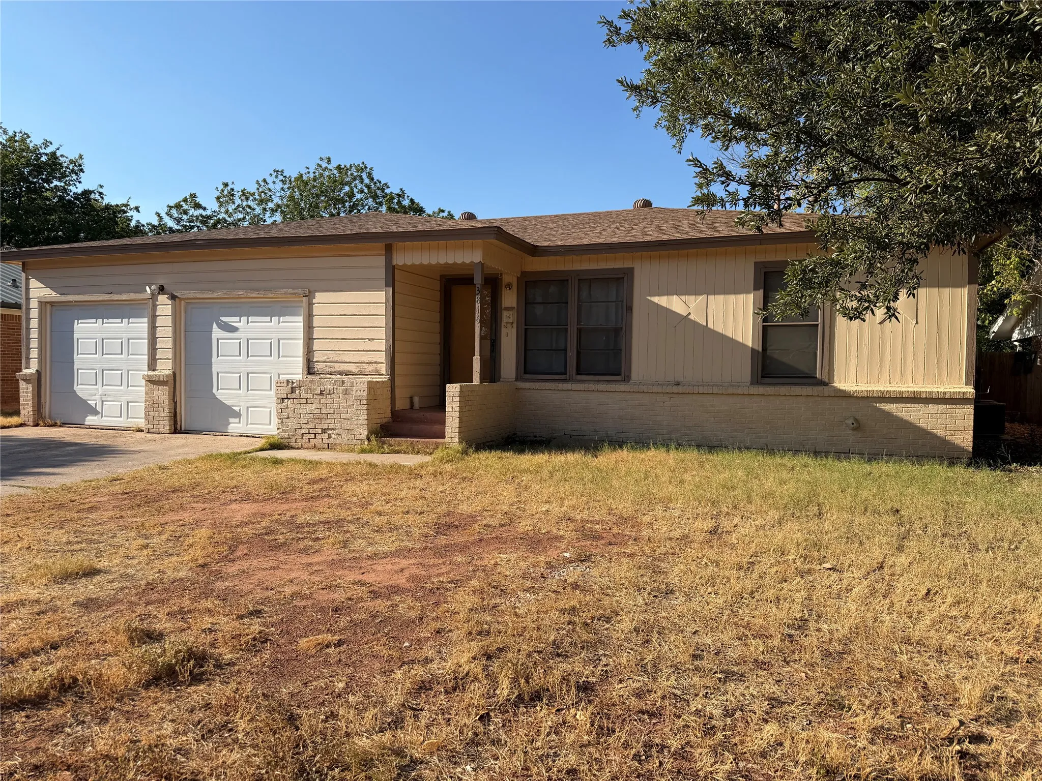 Single Family Residence For Sale in Taylor County , 3816 N 10th Street, Abilene, Texas 79603, 3 Bedroom, 2 Bathroom, 2 Garage spaces, 1,298 Sqft, built in 1961, mls#21386402, Real Estate Agent in Abilene, Homes For Sale in Taylor county, Homes For Sale in Abilene, Realtor in Abilene Texas, Real Estate Brokerage Independent Realty Texas, Luminita Cordes Realtor