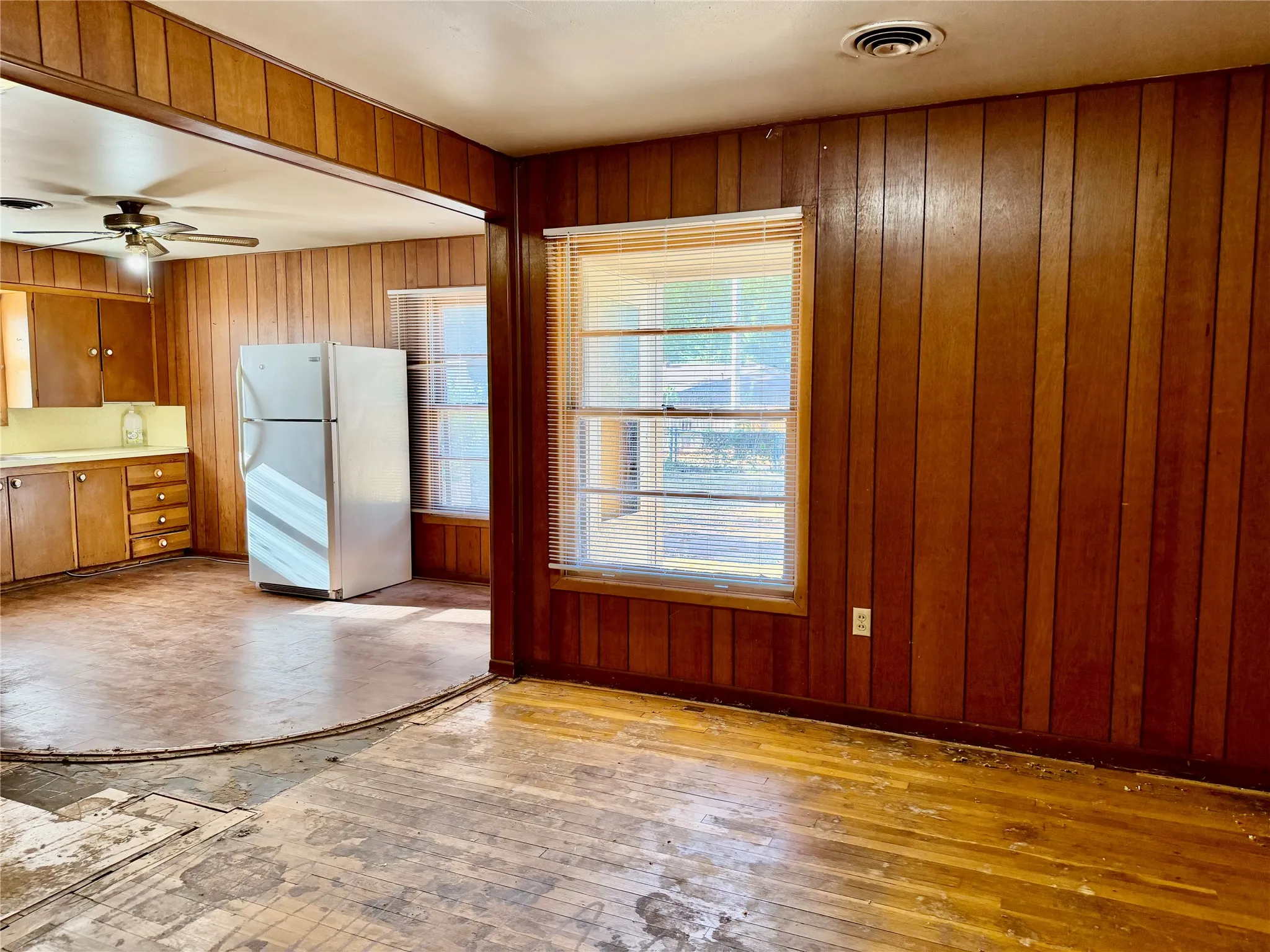 Single Family Residence For Sale in Taylor County , 3816 N 10th Street, Abilene, Texas 79603, 3 Bedroom, 2 Bathroom, 2 Garage spaces, 1,298 Sqft, built in 1961, mls#21386402, Real Estate Agent in Abilene, Homes For Sale in Taylor county, Homes For Sale in Abilene, Realtor in Abilene Texas, Real Estate Brokerage Independent Realty Texas, Luminita Cordes Realtor