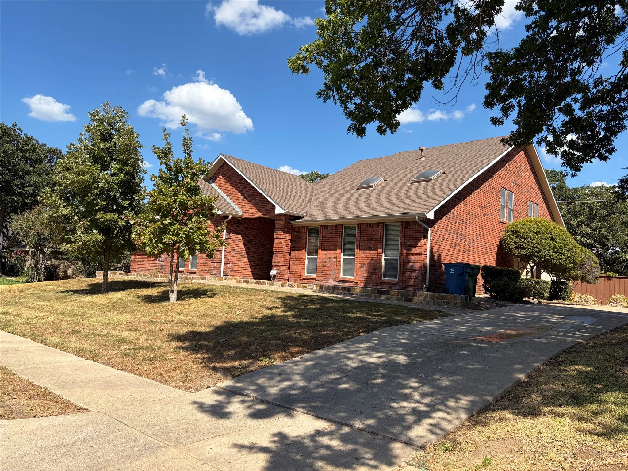 Single Family Residence For Rent in Denton County , 1911 Buffalo Bend Drive, Lewisville, Texas 75067, 4 Bedroom, 3 Bathroom, 2 Garage spaces, 2,473 Sqft, built in 1987, mls#21386441, Real Estate Agent in Lewisville, Homes For Rent in Denton county, Homes For Rent in Lewisville, Realtor in Lewisville Texas, Real Estate Brokerage Independent Realty Texas, Luminita Cordes Realtor
