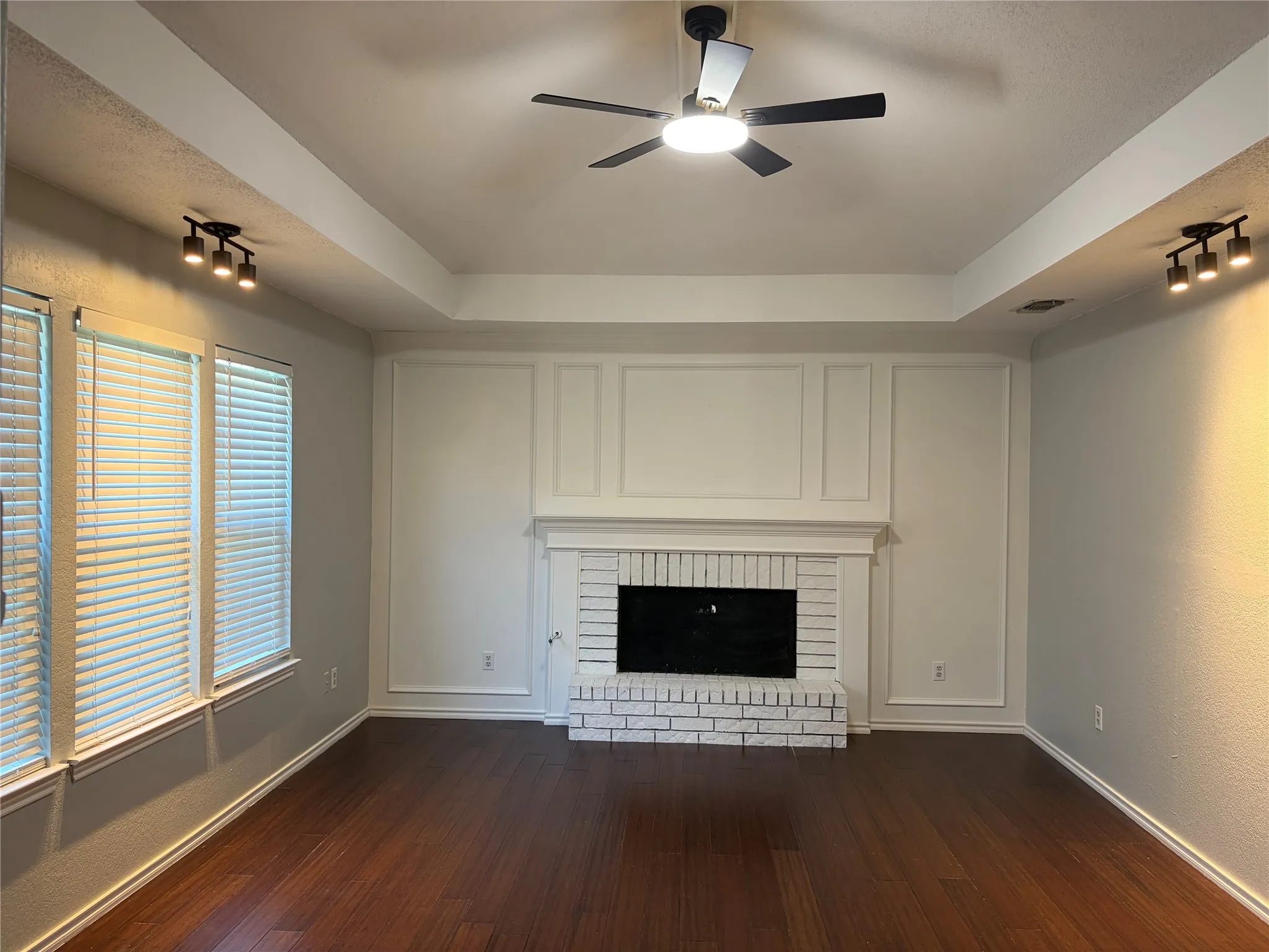 Single Family Residence For Rent in Denton County , 1911 Buffalo Bend Drive, Lewisville, Texas 75067, 4 Bedroom, 3 Bathroom, 2 Garage spaces, 2,473 Sqft, built in 1987, mls#21386441, Real Estate Agent in Lewisville, Homes For Rent in Denton county, Homes For Rent in Lewisville, Realtor in Lewisville Texas, Real Estate Brokerage Independent Realty Texas, Luminita Cordes Realtor