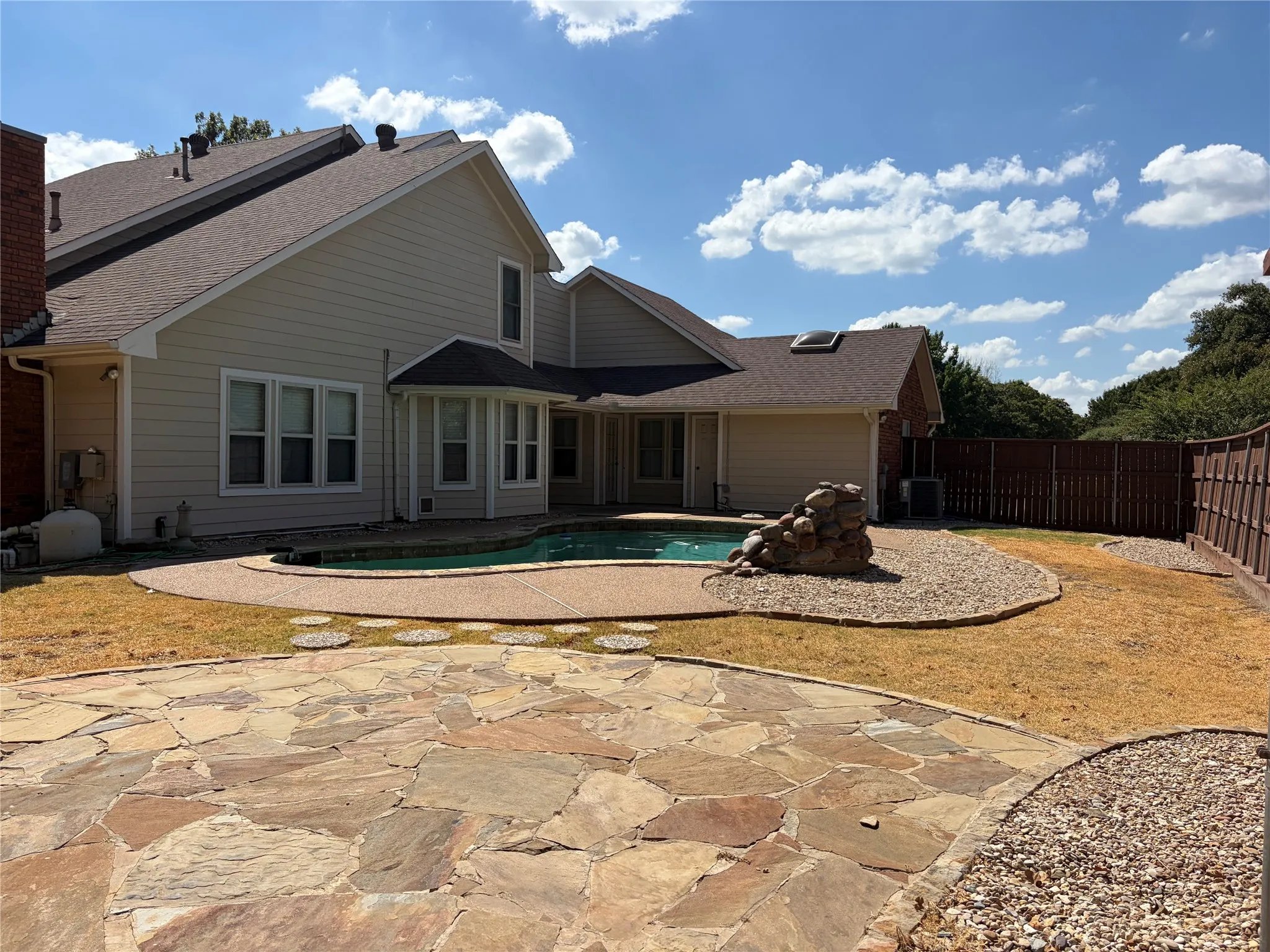 Single Family Residence For Rent in Denton County , 1911 Buffalo Bend Drive, Lewisville, Texas 75067, 4 Bedroom, 3 Bathroom, 2 Garage spaces, 2,473 Sqft, built in 1987, mls#21386441, Real Estate Agent in Lewisville, Homes For Rent in Denton county, Homes For Rent in Lewisville, Realtor in Lewisville Texas, Real Estate Brokerage Independent Realty Texas, Luminita Cordes Realtor