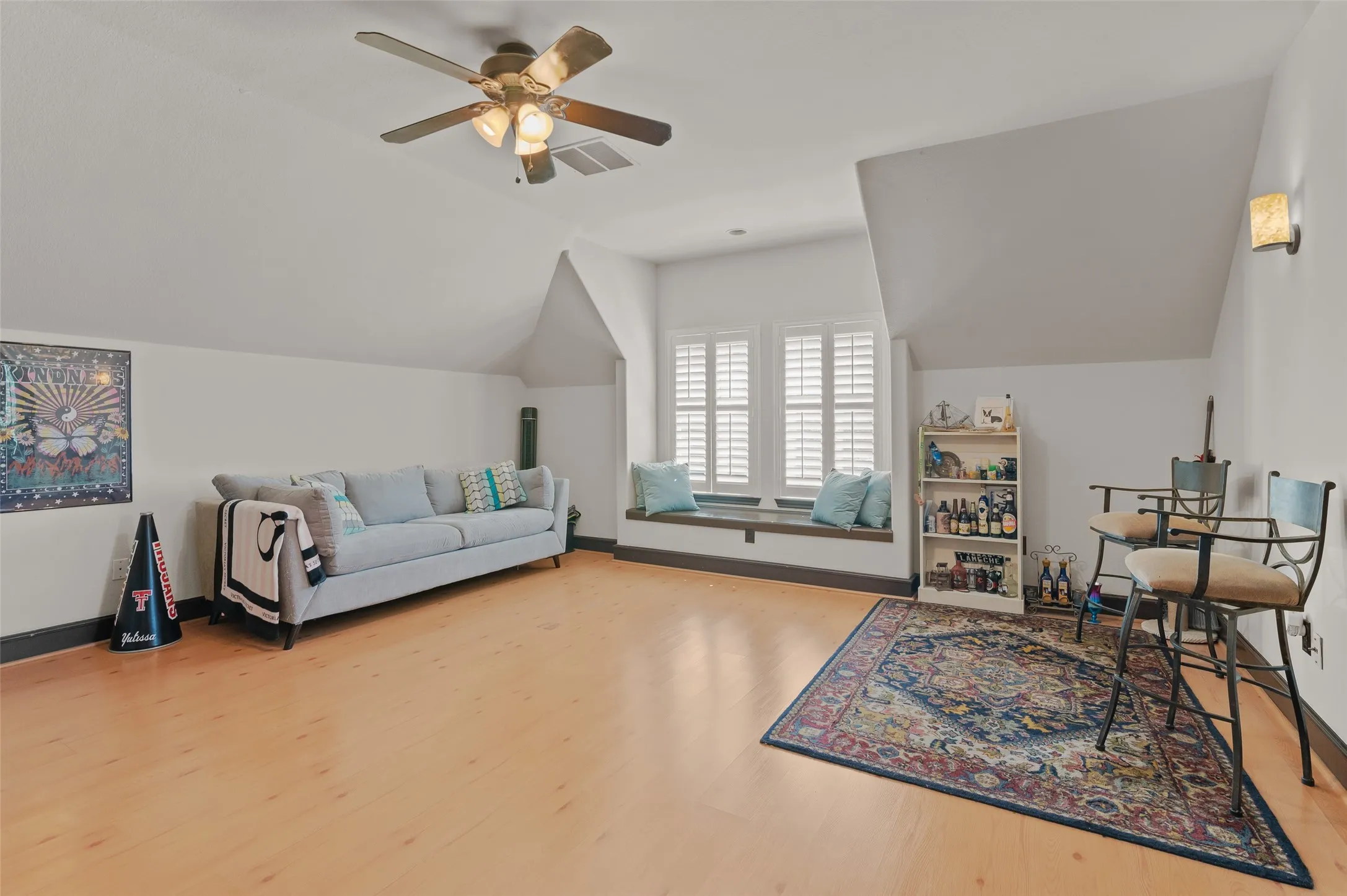 Single Family Residence For Sale in Tarrant County , 1601 Minnie Lane, Bedford, Texas 76022, 4 Bedroom, 3 Bathroom, 2 Garage spaces, 3,167 Sqft, built in 1999, mls#21378603, Real Estate Agent in Bedford, Homes For Sale in Tarrant county, Homes For Sale in Bedford, Realtor in Bedford Texas, Real Estate Brokerage Independent Realty Texas, Luminita Cordes Realtor