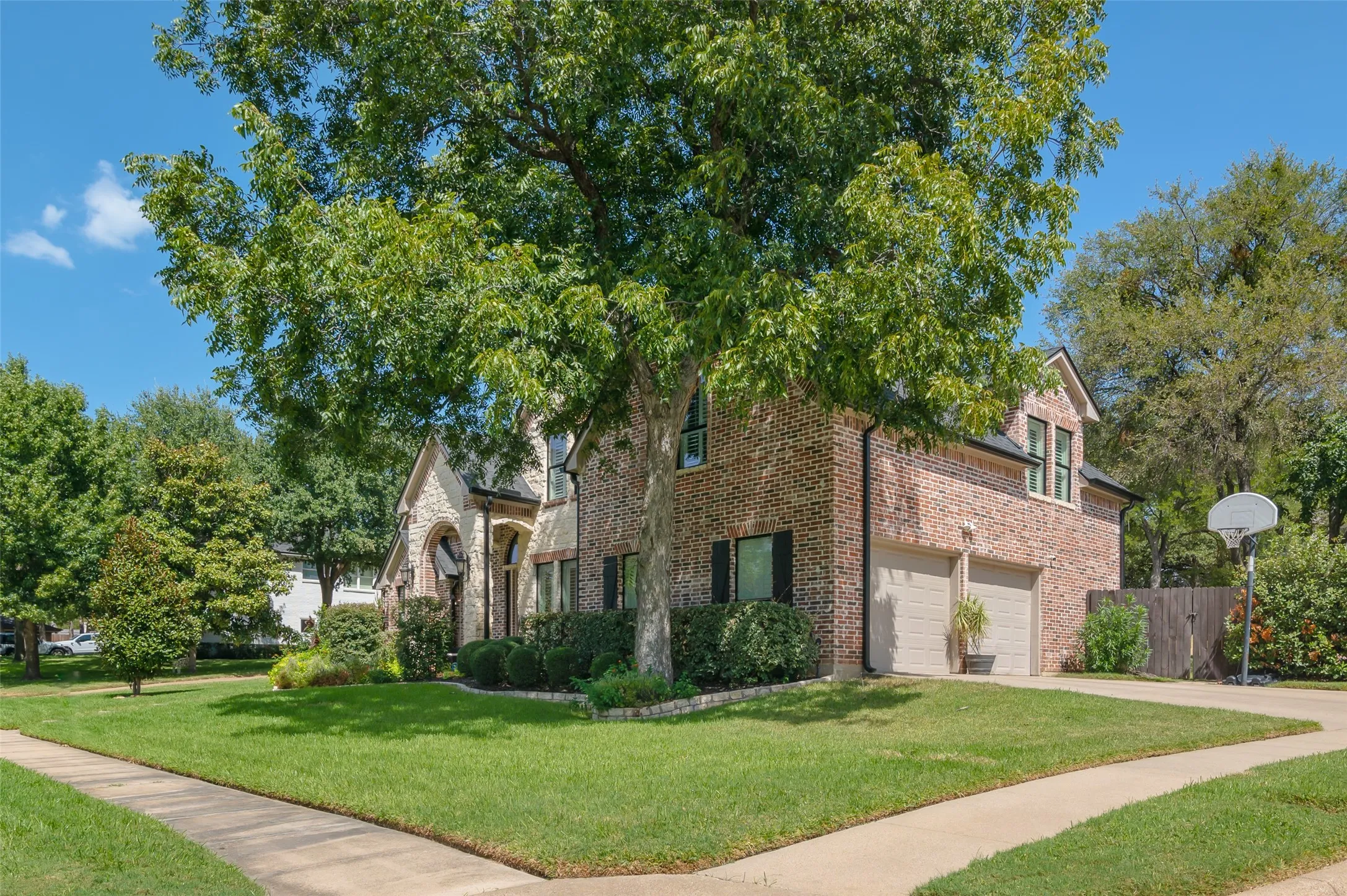 Single Family Residence For Sale in Tarrant County , 1601 Minnie Lane, Bedford, Texas 76022, 4 Bedroom, 3 Bathroom, 2 Garage spaces, 3,167 Sqft, built in 1999, mls#21378603, Real Estate Agent in Bedford, Homes For Sale in Tarrant county, Homes For Sale in Bedford, Realtor in Bedford Texas, Real Estate Brokerage Independent Realty Texas, Luminita Cordes Realtor