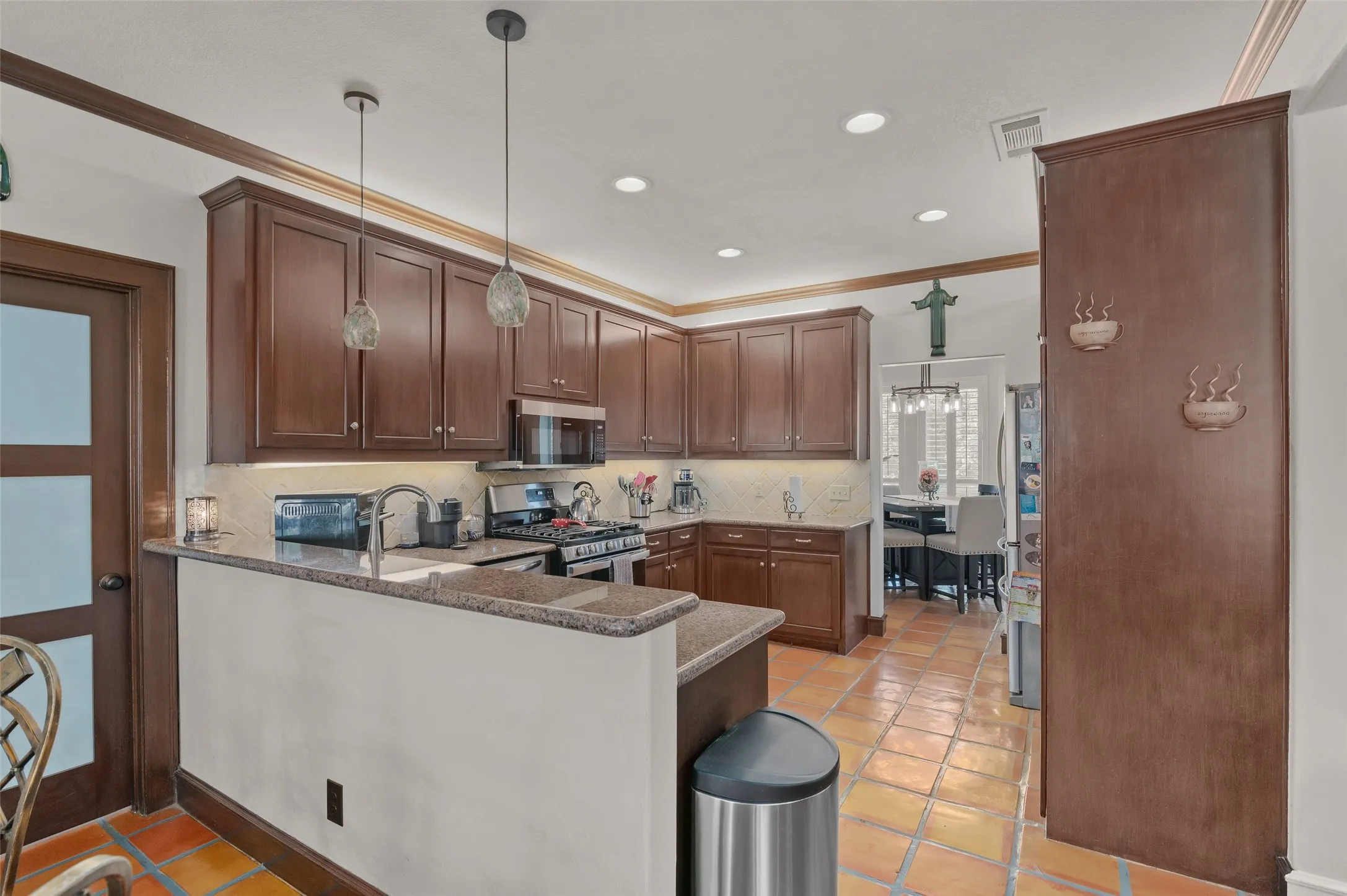 Single Family Residence For Sale in Tarrant County , 1601 Minnie Lane, Bedford, Texas 76022, 4 Bedroom, 3 Bathroom, 2 Garage spaces, 3,167 Sqft, built in 1999, mls#21378603, Real Estate Agent in Bedford, Homes For Sale in Tarrant county, Homes For Sale in Bedford, Realtor in Bedford Texas, Real Estate Brokerage Independent Realty Texas, Luminita Cordes Realtor