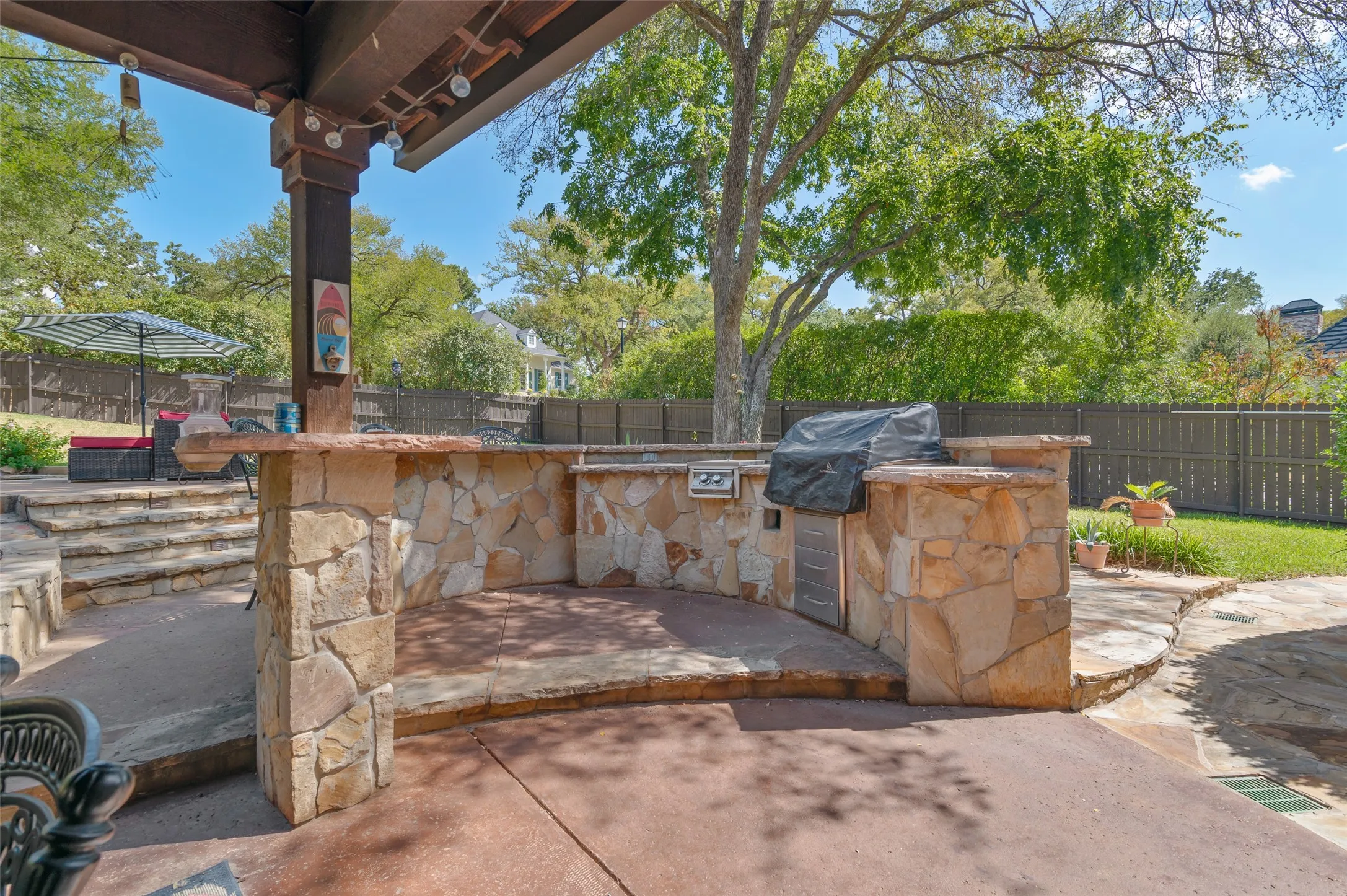 Single Family Residence For Sale in Tarrant County , 1601 Minnie Lane, Bedford, Texas 76022, 4 Bedroom, 3 Bathroom, 2 Garage spaces, 3,167 Sqft, built in 1999, mls#21378603, Real Estate Agent in Bedford, Homes For Sale in Tarrant county, Homes For Sale in Bedford, Realtor in Bedford Texas, Real Estate Brokerage Independent Realty Texas, Luminita Cordes Realtor