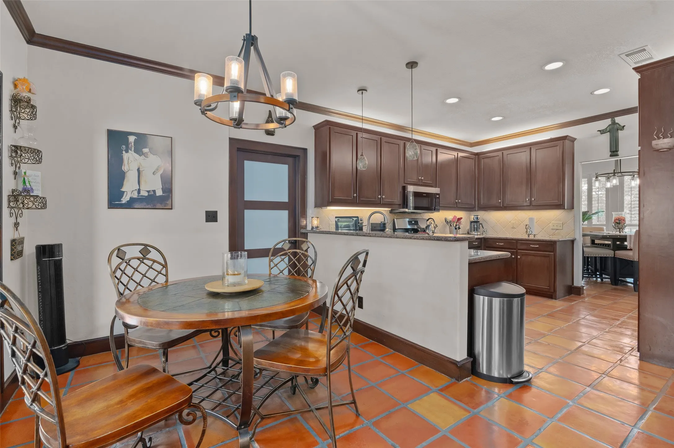 Single Family Residence For Sale in Tarrant County , 1601 Minnie Lane, Bedford, Texas 76022, 4 Bedroom, 3 Bathroom, 2 Garage spaces, 3,167 Sqft, built in 1999, mls#21378603, Real Estate Agent in Bedford, Homes For Sale in Tarrant county, Homes For Sale in Bedford, Realtor in Bedford Texas, Real Estate Brokerage Independent Realty Texas, Luminita Cordes Realtor
