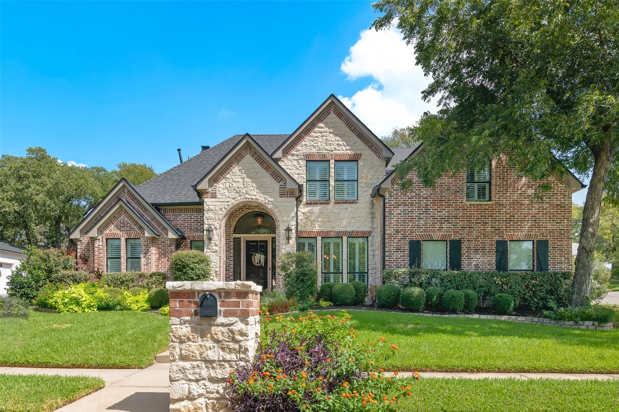 Single Family Residence For Sale in Tarrant County , 1601 Minnie Lane, Bedford, Texas 76022, 4 Bedroom, 3 Bathroom, 2 Garage spaces, 3,167 Sqft, built in 1999, mls#21378603, Real Estate Agent in Bedford, Homes For Sale in Tarrant county, Homes For Sale in Bedford, Realtor in Bedford Texas, Real Estate Brokerage Independent Realty Texas, Luminita Cordes Realtor