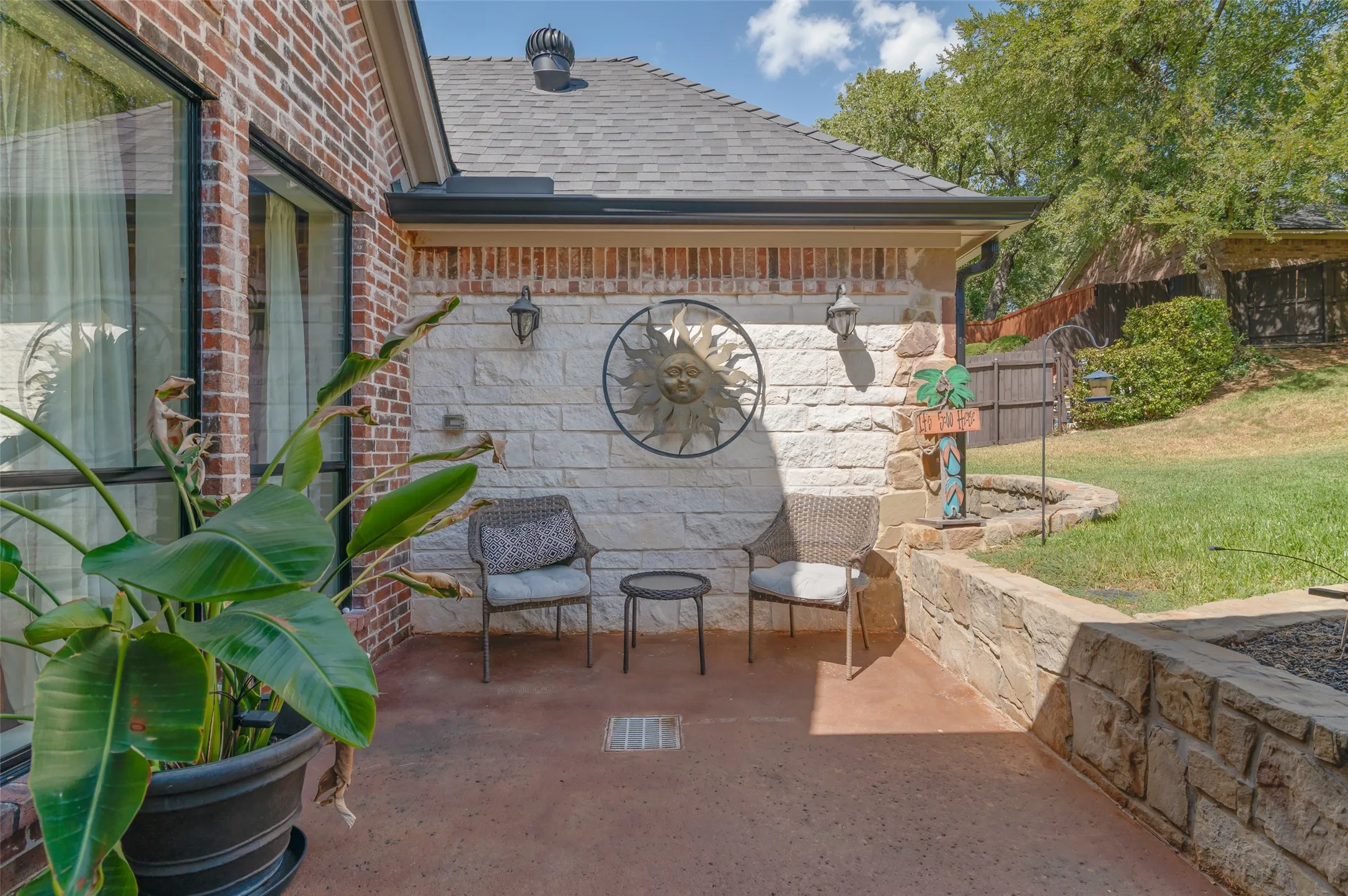Single Family Residence For Sale in Tarrant County , 1601 Minnie Lane, Bedford, Texas 76022, 4 Bedroom, 3 Bathroom, 2 Garage spaces, 3,167 Sqft, built in 1999, mls#21378603, Real Estate Agent in Bedford, Homes For Sale in Tarrant county, Homes For Sale in Bedford, Realtor in Bedford Texas, Real Estate Brokerage Independent Realty Texas, Luminita Cordes Realtor