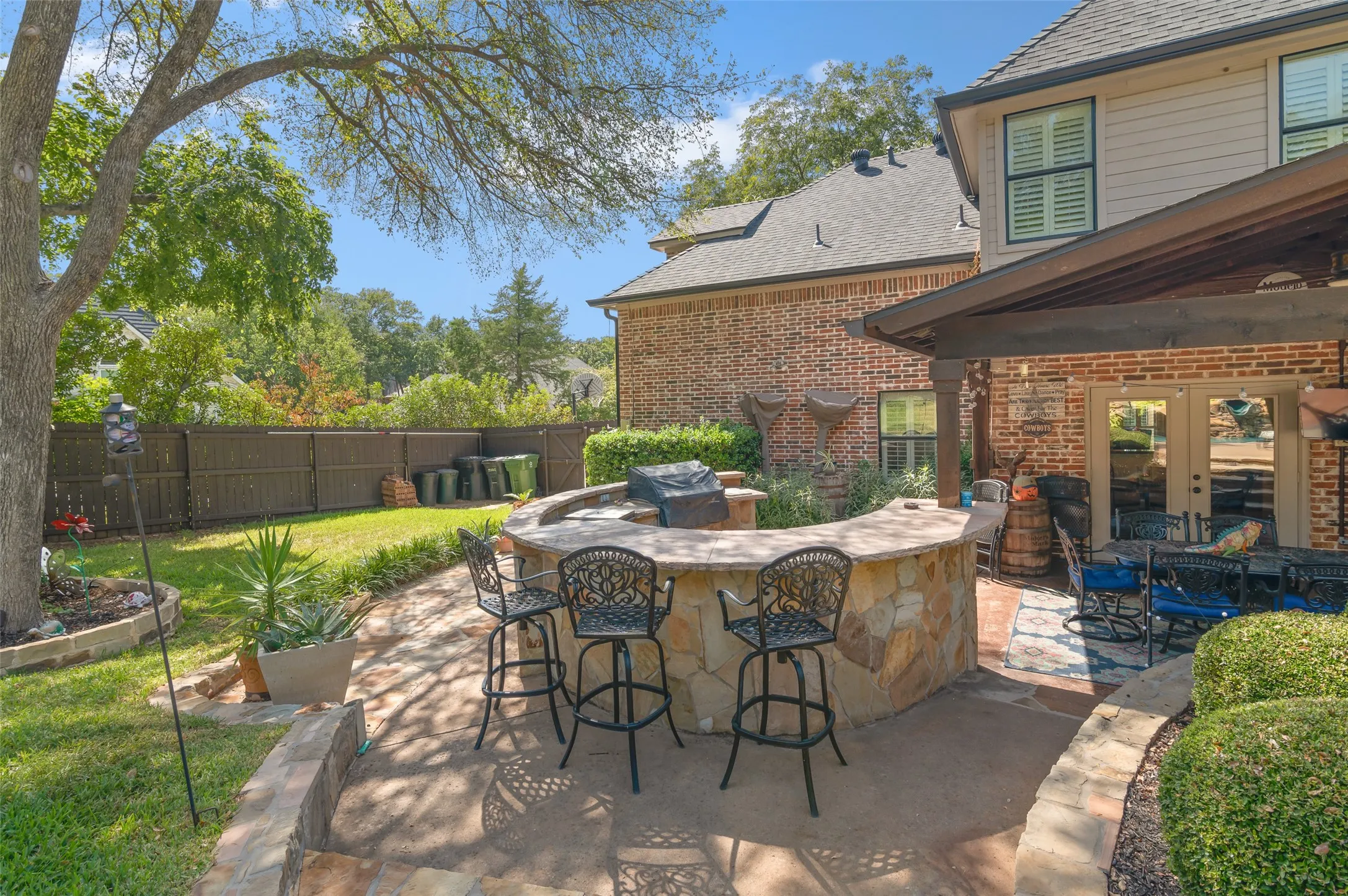 Single Family Residence For Sale in Tarrant County , 1601 Minnie Lane, Bedford, Texas 76022, 4 Bedroom, 3 Bathroom, 2 Garage spaces, 3,167 Sqft, built in 1999, mls#21378603, Real Estate Agent in Bedford, Homes For Sale in Tarrant county, Homes For Sale in Bedford, Realtor in Bedford Texas, Real Estate Brokerage Independent Realty Texas, Luminita Cordes Realtor