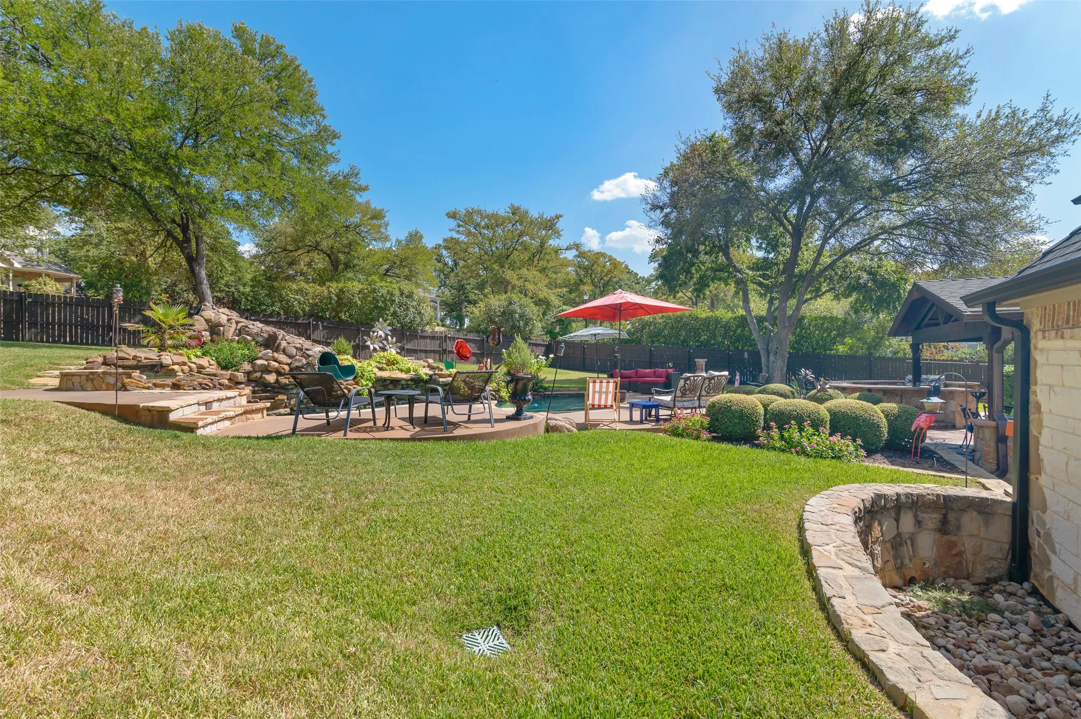 Single Family Residence For Sale in Tarrant County , 1601 Minnie Lane, Bedford, Texas 76022, 4 Bedroom, 3 Bathroom, 2 Garage spaces, 3,167 Sqft, built in 1999, mls#21378603, Real Estate Agent in Bedford, Homes For Sale in Tarrant county, Homes For Sale in Bedford, Realtor in Bedford Texas, Real Estate Brokerage Independent Realty Texas, Luminita Cordes Realtor