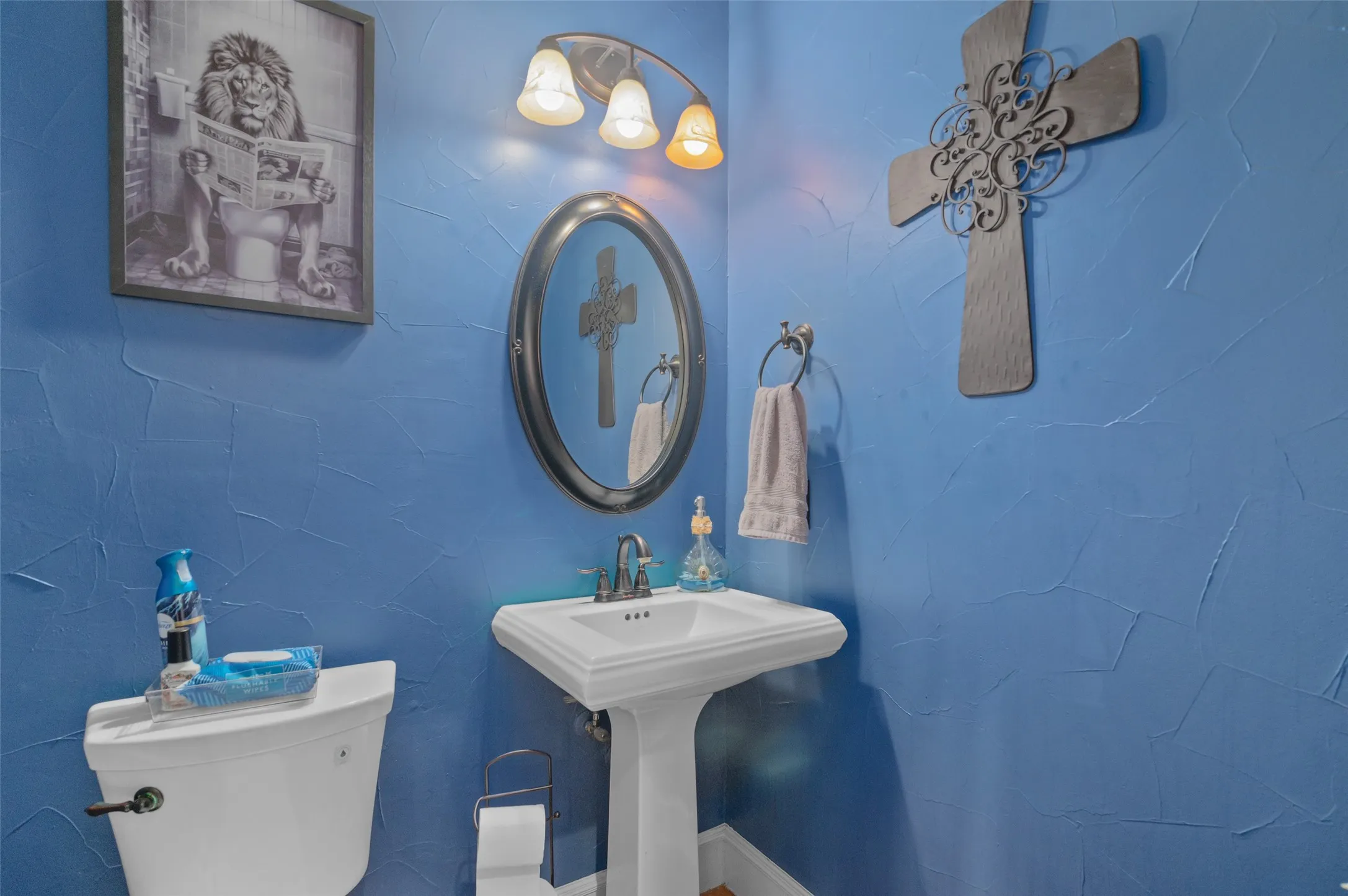 Single Family Residence For Sale in Tarrant County , 1601 Minnie Lane, Bedford, Texas 76022, 4 Bedroom, 3 Bathroom, 2 Garage spaces, 3,167 Sqft, built in 1999, mls#21378603, Real Estate Agent in Bedford, Homes For Sale in Tarrant county, Homes For Sale in Bedford, Realtor in Bedford Texas, Real Estate Brokerage Independent Realty Texas, Luminita Cordes Realtor