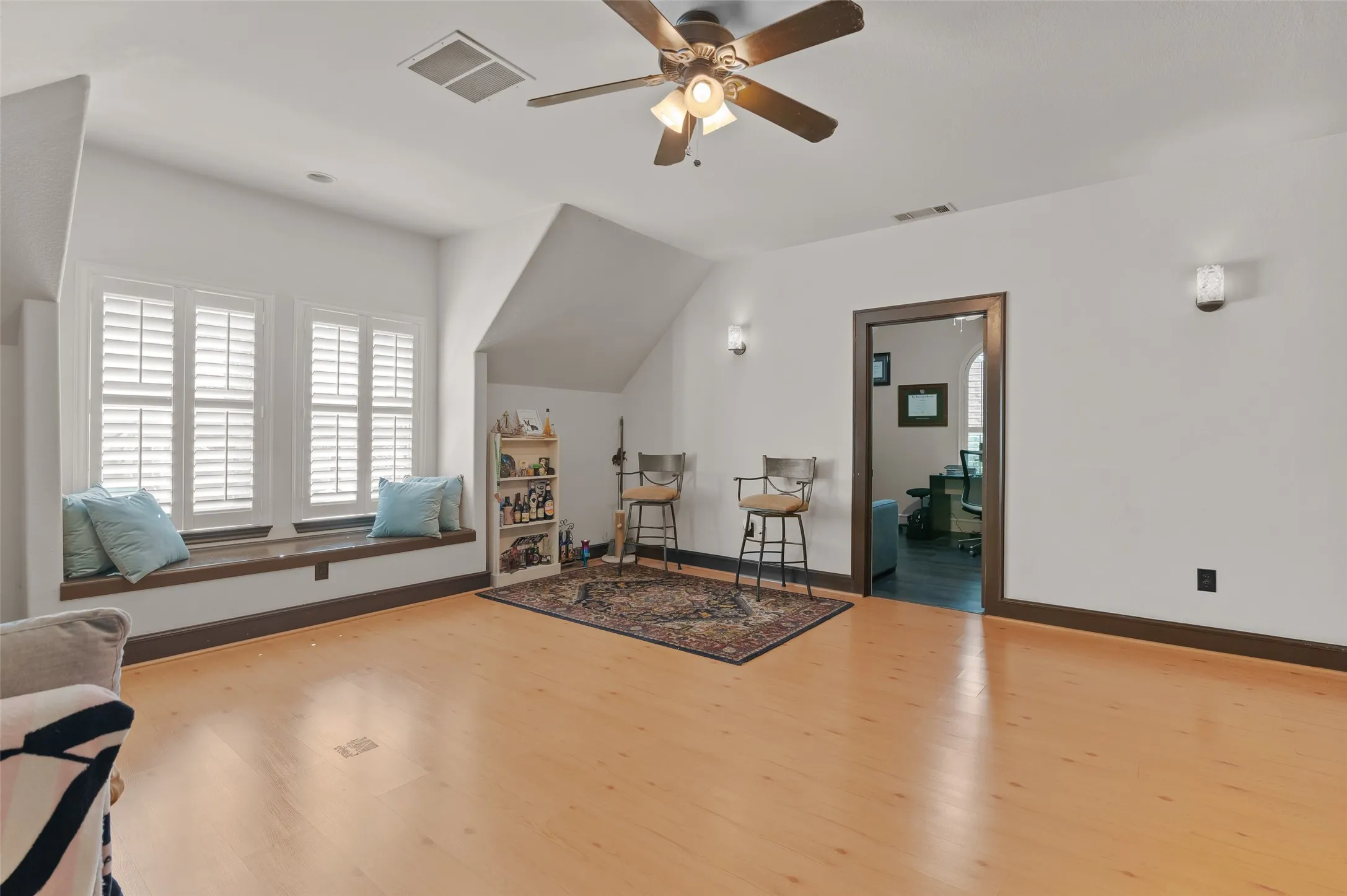 Single Family Residence For Sale in Tarrant County , 1601 Minnie Lane, Bedford, Texas 76022, 4 Bedroom, 3 Bathroom, 2 Garage spaces, 3,167 Sqft, built in 1999, mls#21378603, Real Estate Agent in Bedford, Homes For Sale in Tarrant county, Homes For Sale in Bedford, Realtor in Bedford Texas, Real Estate Brokerage Independent Realty Texas, Luminita Cordes Realtor