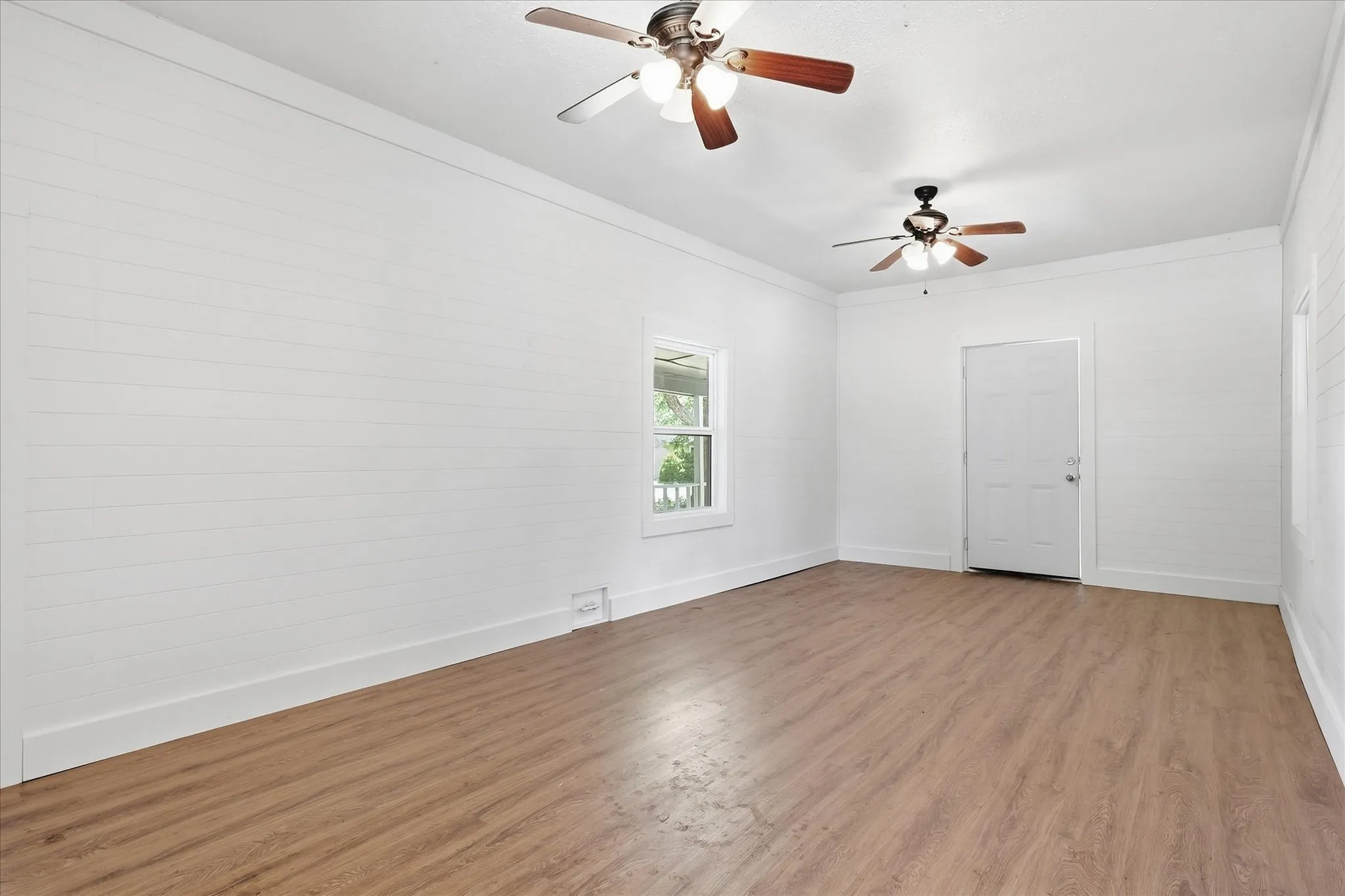 Single Family Residence For Sale in Grayson County , 417 E Hughes Street, Collinsville, Texas 76233, 2 Bedroom, 1 Bathroom, 1 Garage spaces, 888 Sqft, built in 1900, mls#21386539, Real Estate Agent in Collinsville, Homes For Sale in Grayson county, Homes For Sale in Collinsville, Realtor in Collinsville Texas, Real Estate Brokerage Independent Realty Texas, Luminita Cordes Realtor