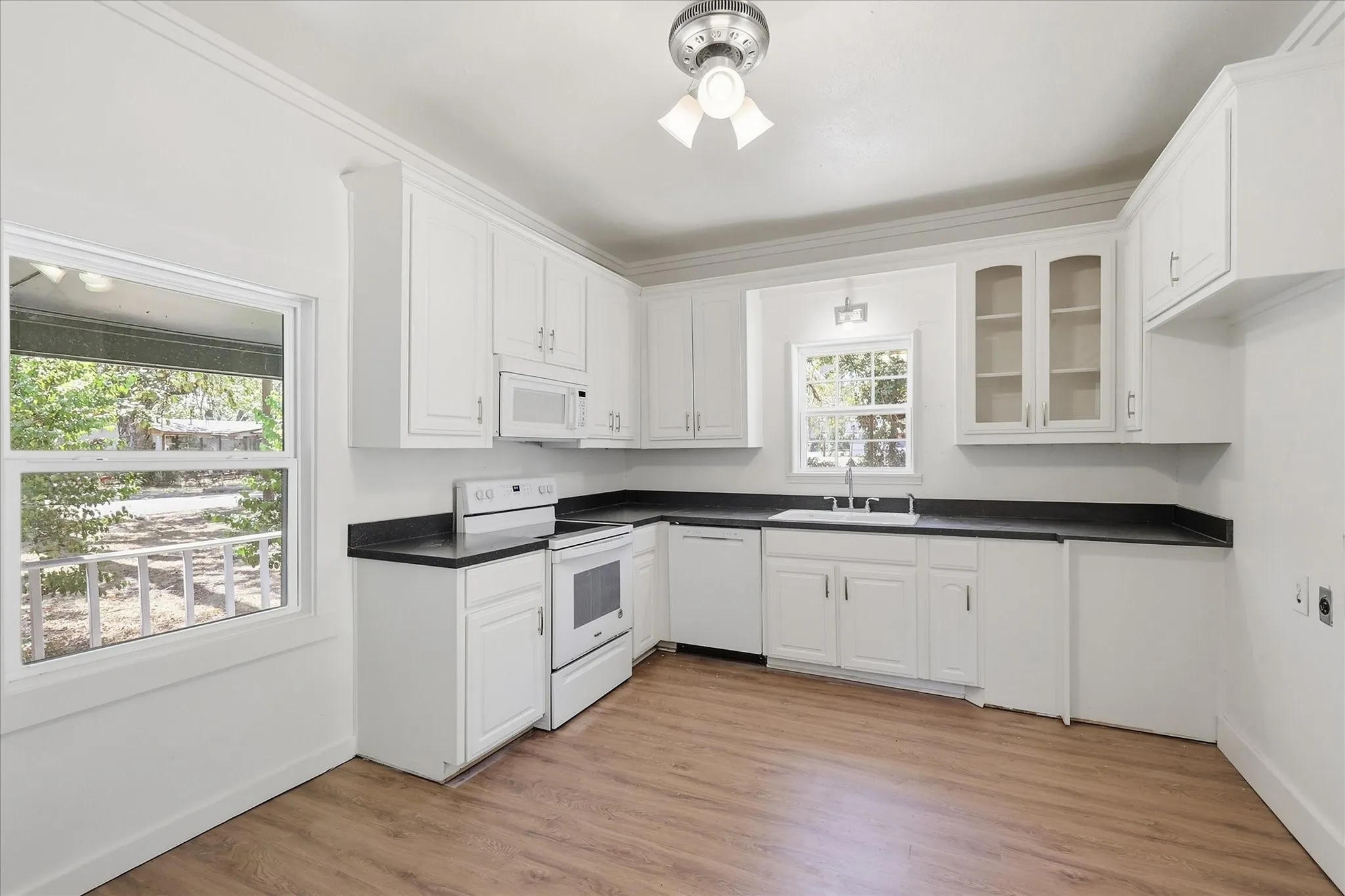 Single Family Residence For Sale in Grayson County , 417 E Hughes Street, Collinsville, Texas 76233, 2 Bedroom, 1 Bathroom, 1 Garage spaces, 888 Sqft, built in 1900, mls#21386539, Real Estate Agent in Collinsville, Homes For Sale in Grayson county, Homes For Sale in Collinsville, Realtor in Collinsville Texas, Real Estate Brokerage Independent Realty Texas, Luminita Cordes Realtor