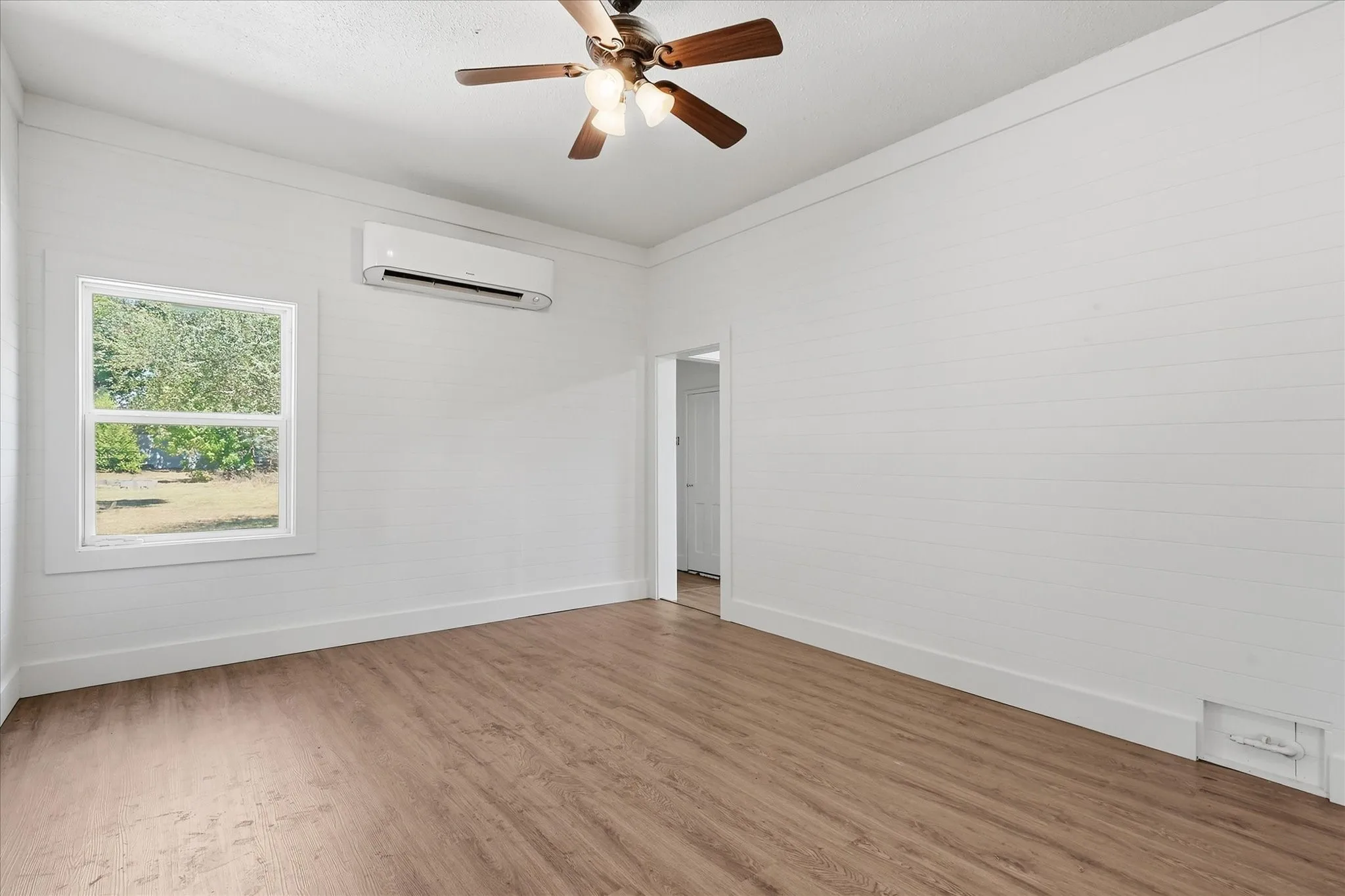 Single Family Residence For Sale in Grayson County , 417 E Hughes Street, Collinsville, Texas 76233, 2 Bedroom, 1 Bathroom, 1 Garage spaces, 888 Sqft, built in 1900, mls#21386539, Real Estate Agent in Collinsville, Homes For Sale in Grayson county, Homes For Sale in Collinsville, Realtor in Collinsville Texas, Real Estate Brokerage Independent Realty Texas, Luminita Cordes Realtor