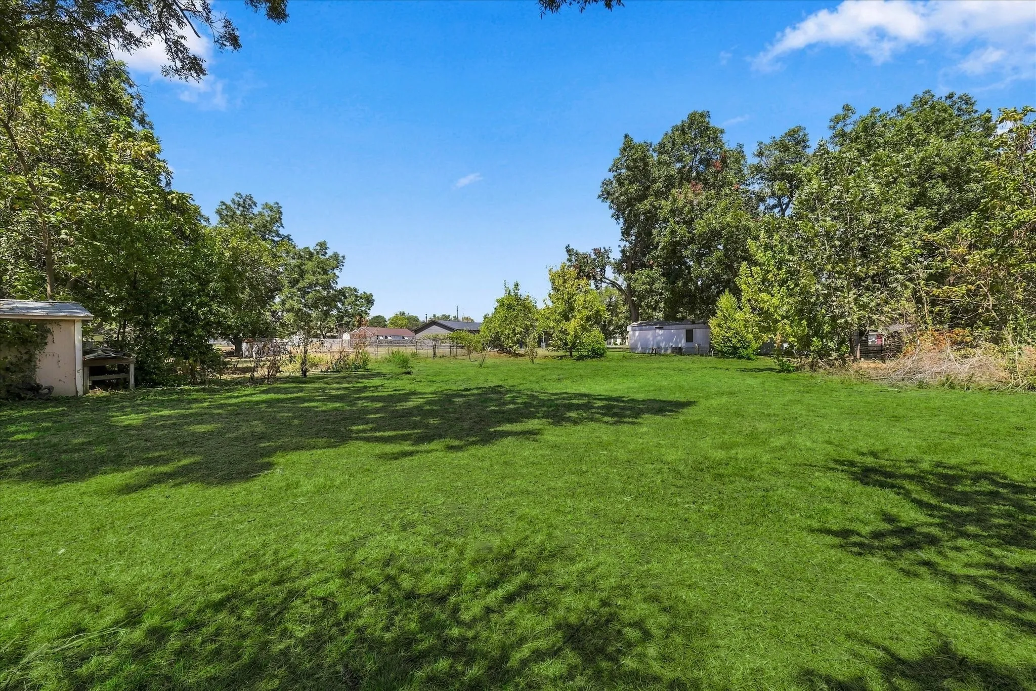 Single Family Residence For Sale in Grayson County , 417 E Hughes Street, Collinsville, Texas 76233, 2 Bedroom, 1 Bathroom, 1 Garage spaces, 888 Sqft, built in 1900, mls#21386539, Real Estate Agent in Collinsville, Homes For Sale in Grayson county, Homes For Sale in Collinsville, Realtor in Collinsville Texas, Real Estate Brokerage Independent Realty Texas, Luminita Cordes Realtor
