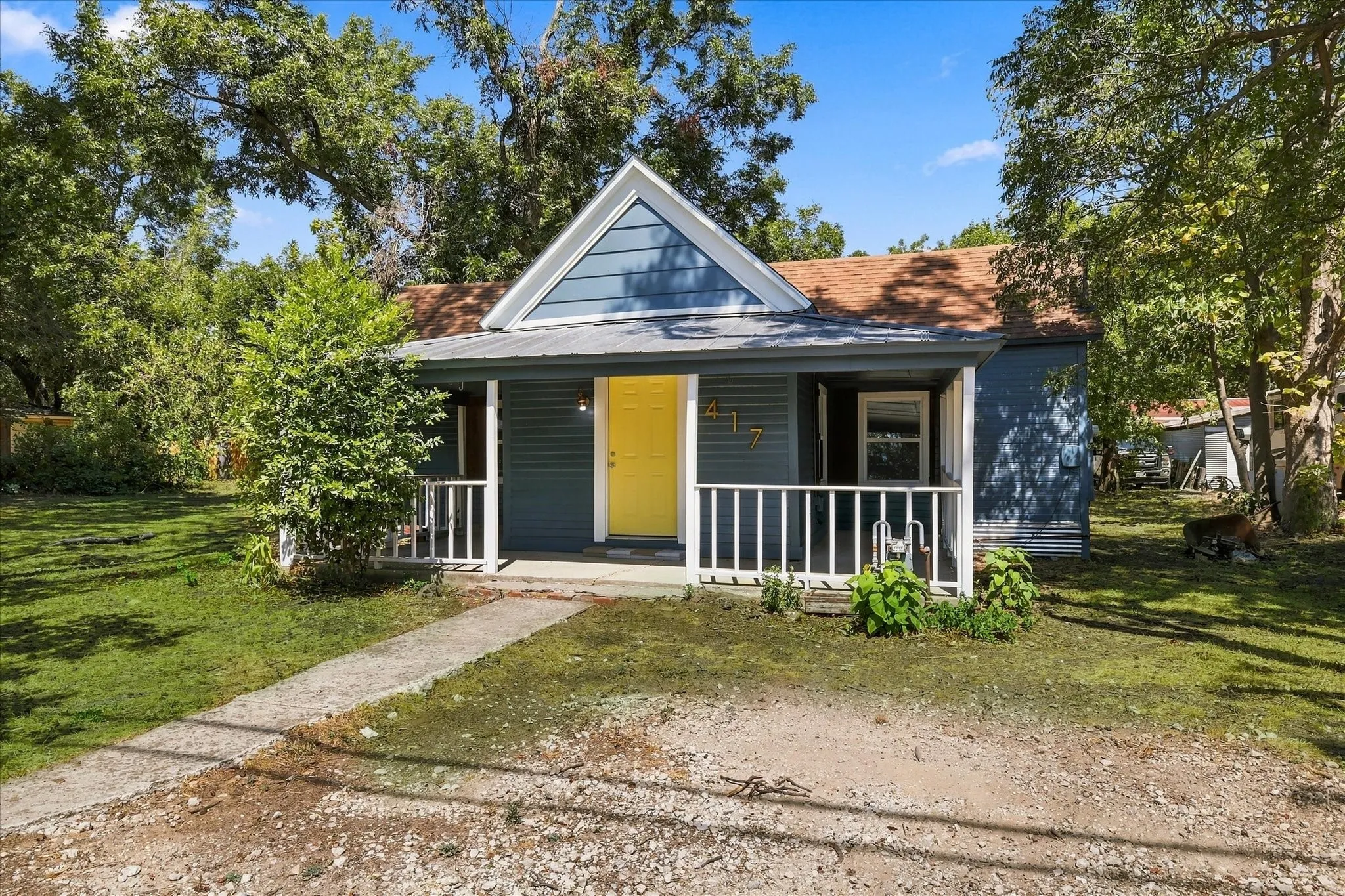 Single Family Residence For Sale in Grayson County , 417 E Hughes Street, Collinsville, Texas 76233, 2 Bedroom, 1 Bathroom, 1 Garage spaces, 888 Sqft, built in 1900, mls#21386539, Real Estate Agent in Collinsville, Homes For Sale in Grayson county, Homes For Sale in Collinsville, Realtor in Collinsville Texas, Real Estate Brokerage Independent Realty Texas, Luminita Cordes Realtor