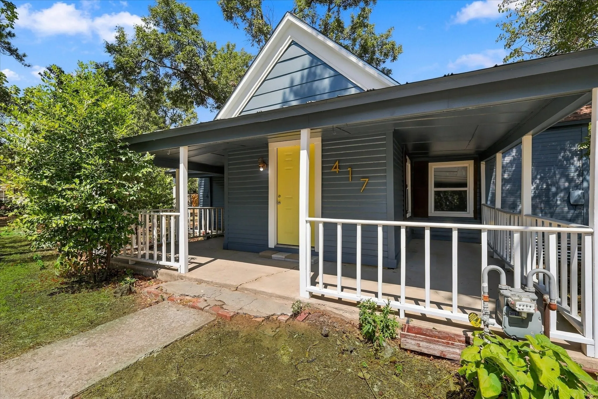 Single Family Residence For Sale in Grayson County , 417 E Hughes Street, Collinsville, Texas 76233, 2 Bedroom, 1 Bathroom, 1 Garage spaces, 888 Sqft, built in 1900, mls#21386539, Real Estate Agent in Collinsville, Homes For Sale in Grayson county, Homes For Sale in Collinsville, Realtor in Collinsville Texas, Real Estate Brokerage Independent Realty Texas, Luminita Cordes Realtor