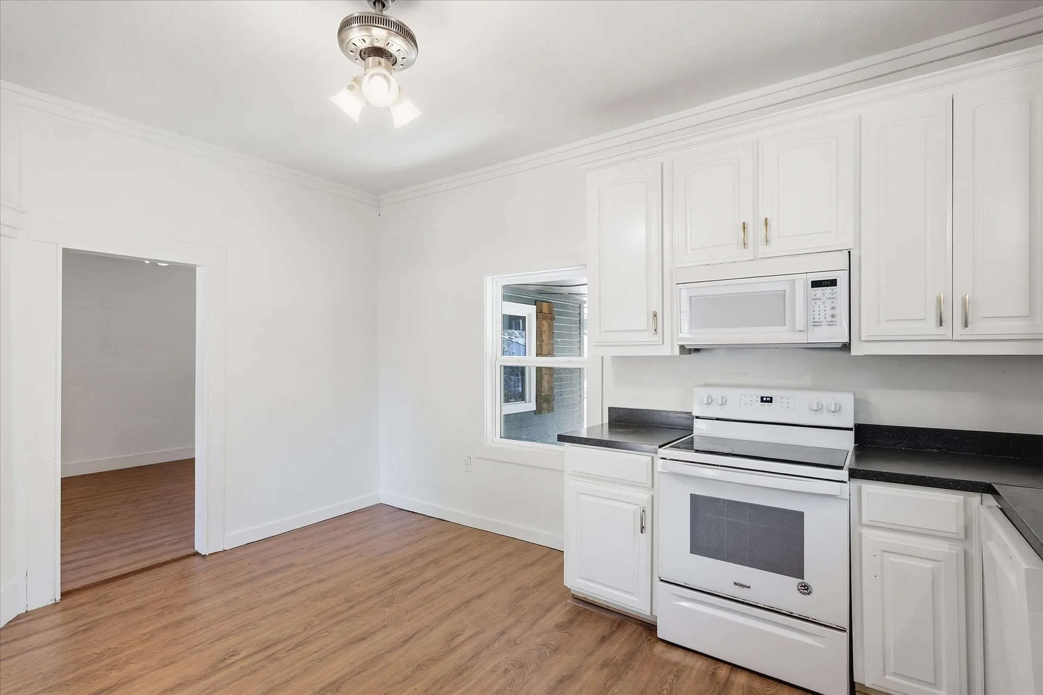 Single Family Residence For Sale in Grayson County , 417 E Hughes Street, Collinsville, Texas 76233, 2 Bedroom, 1 Bathroom, 1 Garage spaces, 888 Sqft, built in 1900, mls#21386539, Real Estate Agent in Collinsville, Homes For Sale in Grayson county, Homes For Sale in Collinsville, Realtor in Collinsville Texas, Real Estate Brokerage Independent Realty Texas, Luminita Cordes Realtor