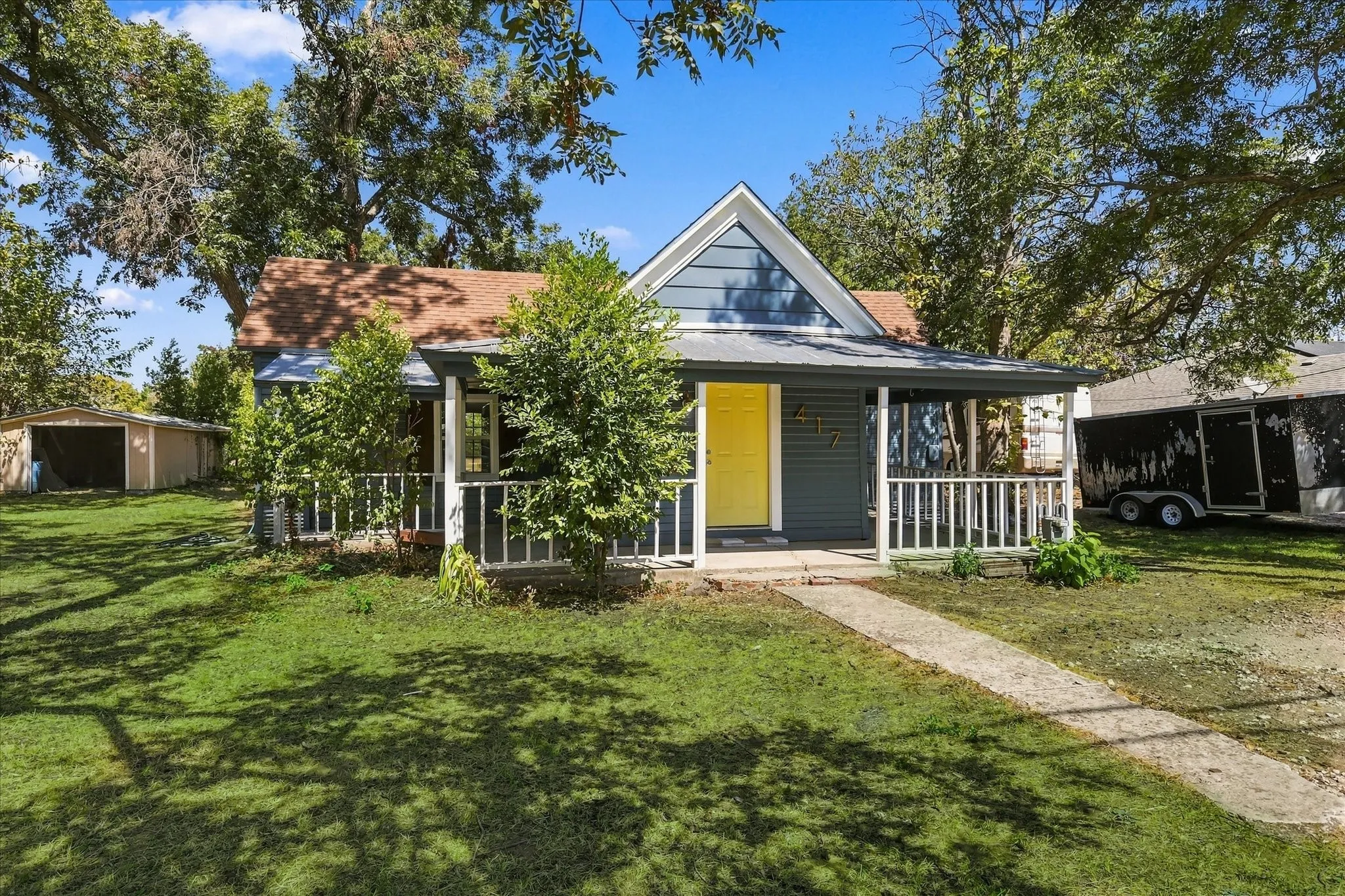 Single Family Residence For Sale in Grayson County , 417 E Hughes Street, Collinsville, Texas 76233, 2 Bedroom, 1 Bathroom, 1 Garage spaces, 888 Sqft, built in 1900, mls#21386539, Real Estate Agent in Collinsville, Homes For Sale in Grayson county, Homes For Sale in Collinsville, Realtor in Collinsville Texas, Real Estate Brokerage Independent Realty Texas, Luminita Cordes Realtor