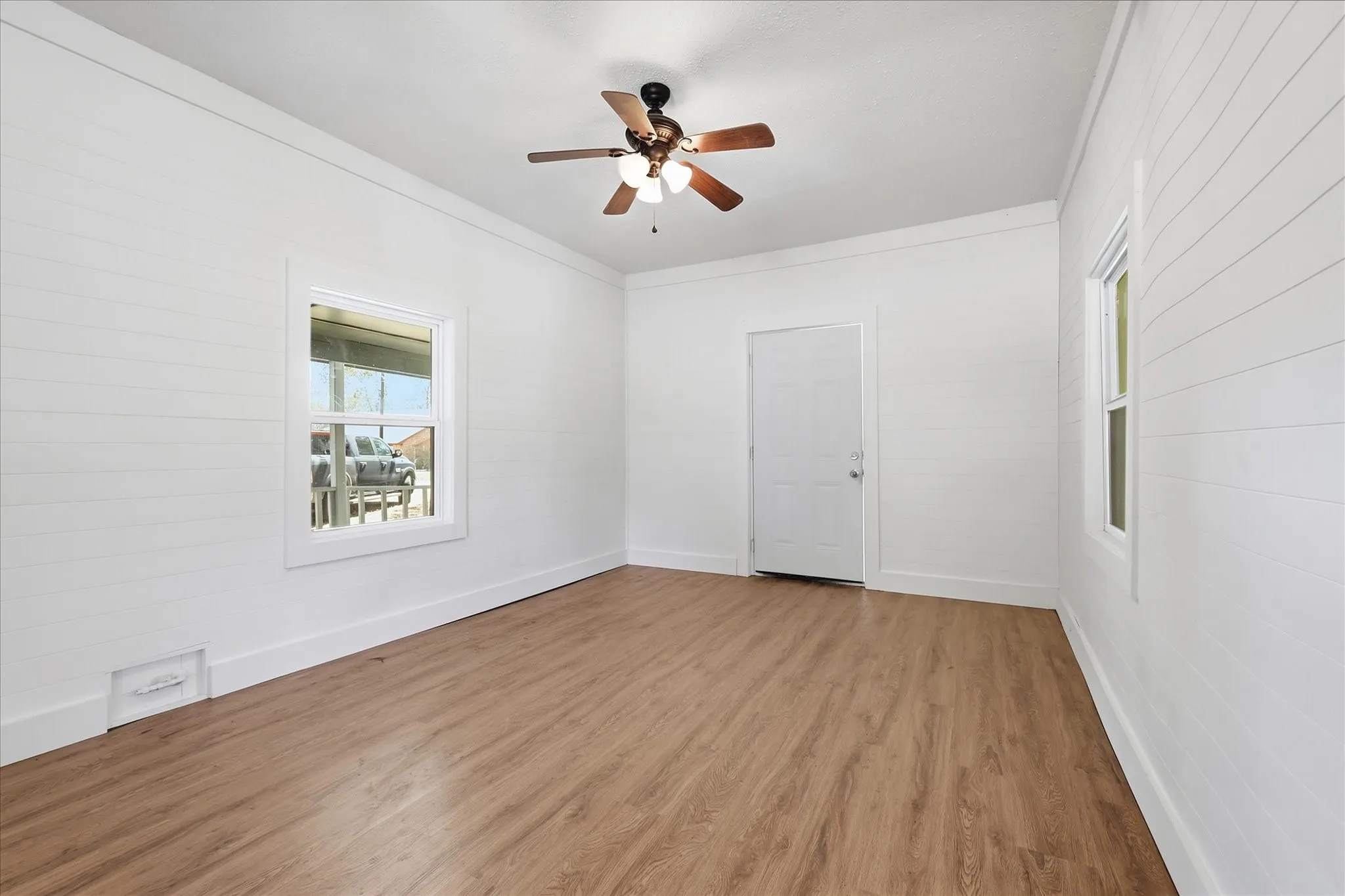 Single Family Residence For Sale in Grayson County , 417 E Hughes Street, Collinsville, Texas 76233, 2 Bedroom, 1 Bathroom, 1 Garage spaces, 888 Sqft, built in 1900, mls#21386539, Real Estate Agent in Collinsville, Homes For Sale in Grayson county, Homes For Sale in Collinsville, Realtor in Collinsville Texas, Real Estate Brokerage Independent Realty Texas, Luminita Cordes Realtor