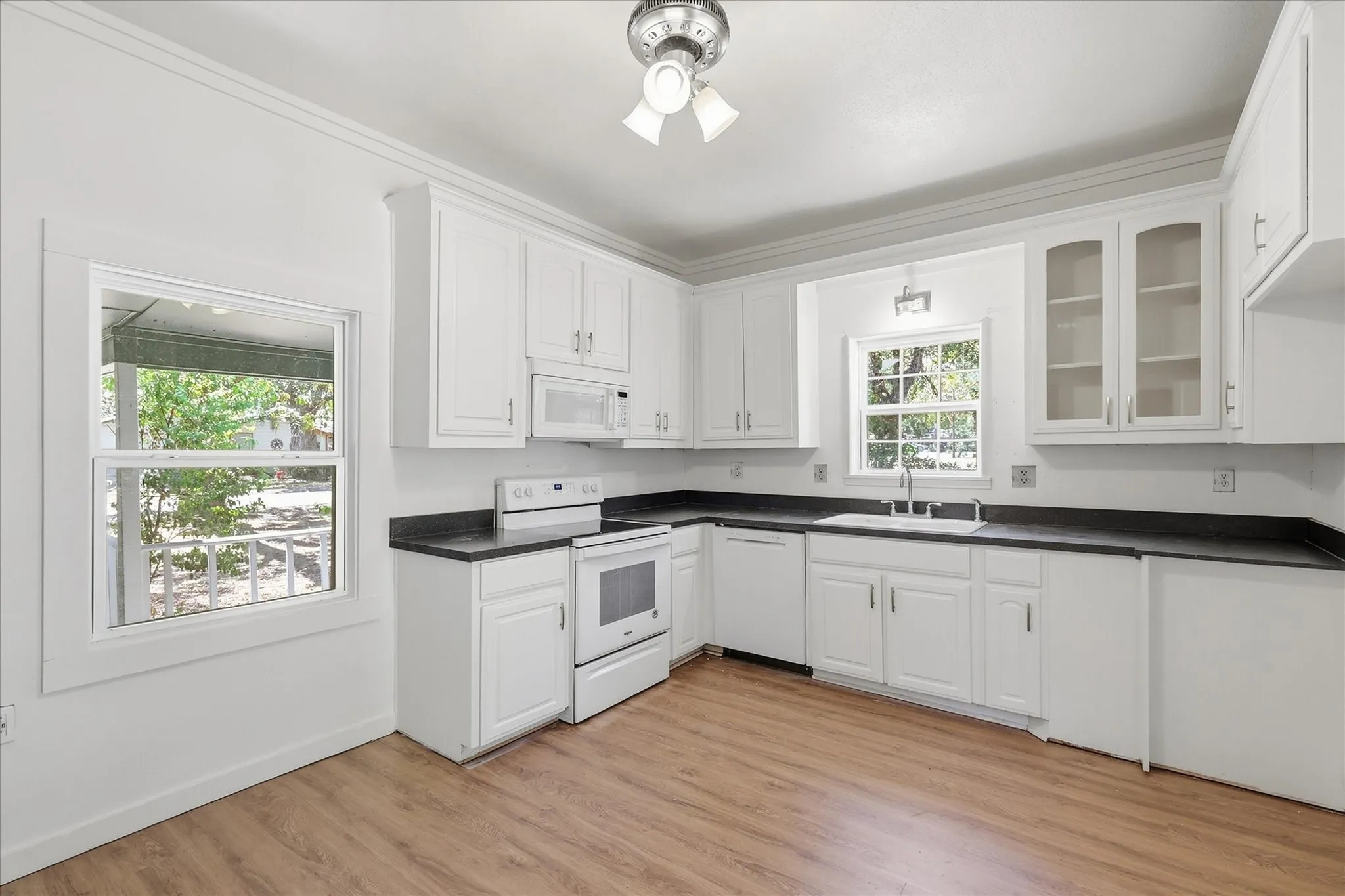 Single Family Residence For Sale in Grayson County , 417 E Hughes Street, Collinsville, Texas 76233, 2 Bedroom, 1 Bathroom, 1 Garage spaces, 888 Sqft, built in 1900, mls#21386539, Real Estate Agent in Collinsville, Homes For Sale in Grayson county, Homes For Sale in Collinsville, Realtor in Collinsville Texas, Real Estate Brokerage Independent Realty Texas, Luminita Cordes Realtor