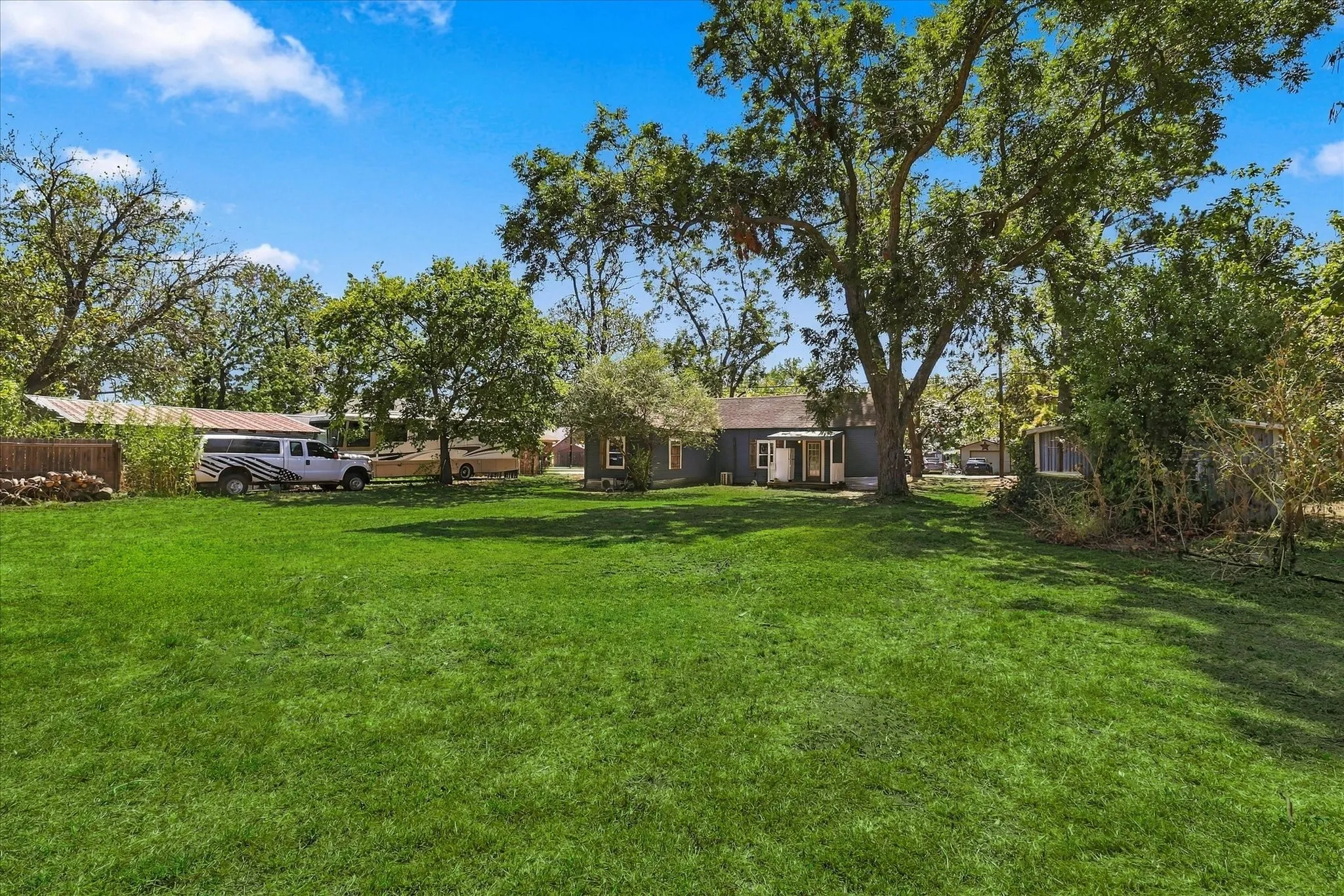 Single Family Residence For Sale in Grayson County , 417 E Hughes Street, Collinsville, Texas 76233, 2 Bedroom, 1 Bathroom, 1 Garage spaces, 888 Sqft, built in 1900, mls#21386539, Real Estate Agent in Collinsville, Homes For Sale in Grayson county, Homes For Sale in Collinsville, Realtor in Collinsville Texas, Real Estate Brokerage Independent Realty Texas, Luminita Cordes Realtor