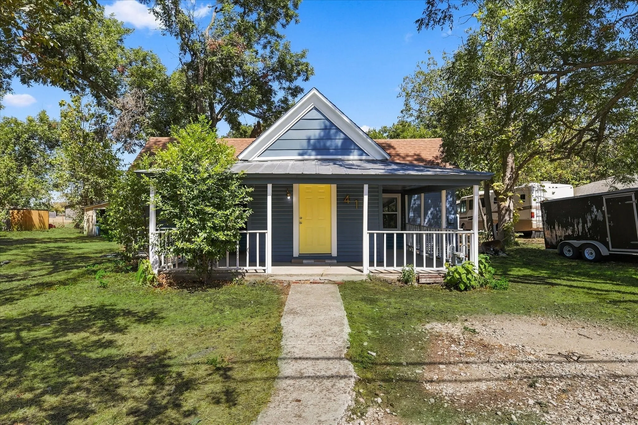 Single Family Residence For Sale in Grayson County , 417 E Hughes Street, Collinsville, Texas 76233, 2 Bedroom, 1 Bathroom, 1 Garage spaces, 888 Sqft, built in 1900, mls#21386539, Real Estate Agent in Collinsville, Homes For Sale in Grayson county, Homes For Sale in Collinsville, Realtor in Collinsville Texas, Real Estate Brokerage Independent Realty Texas, Luminita Cordes Realtor